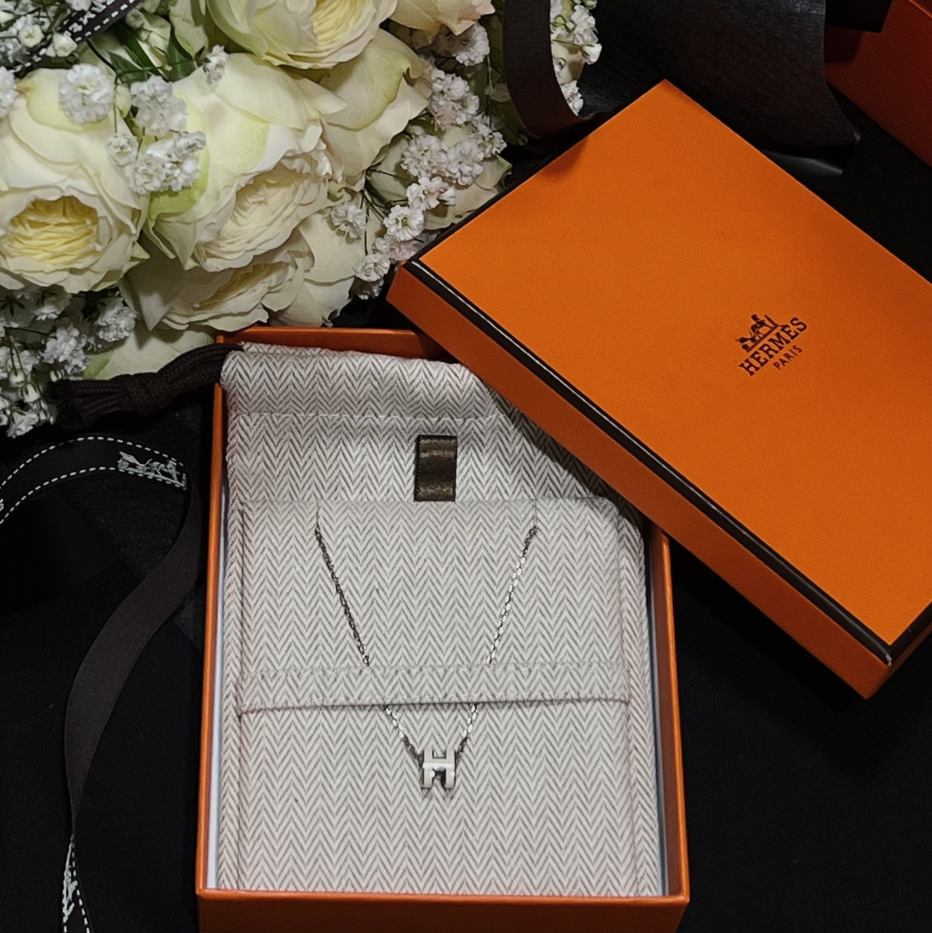 (W) Hermes Mini Pop H Pendant Palladium & Blanc 착용 스타일 - 2