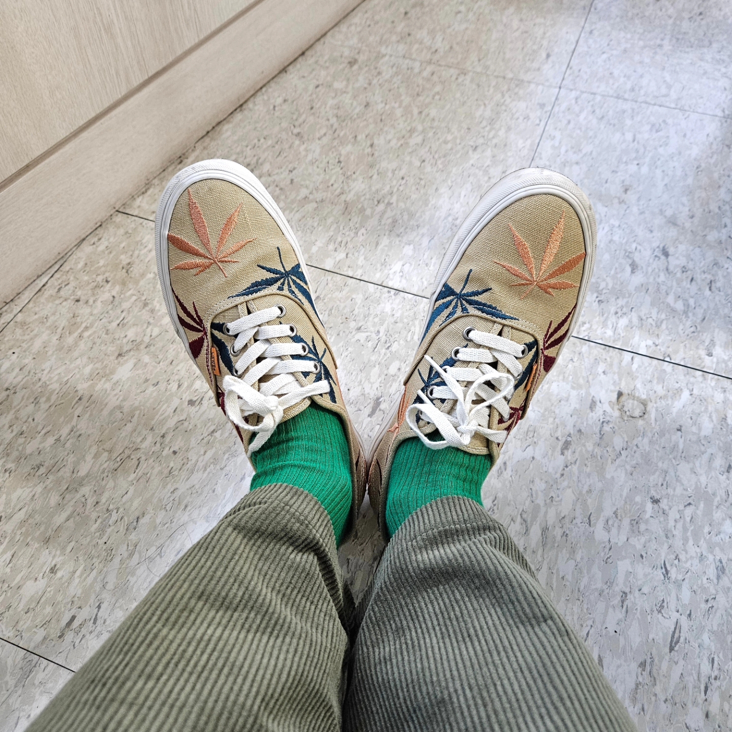 Vans Vault OG Authentic LX Blue Dream, Omega Seamaster Planet Ocean 600M Co Axial Master Chronometer Steel Black 착용 스타일 - 5