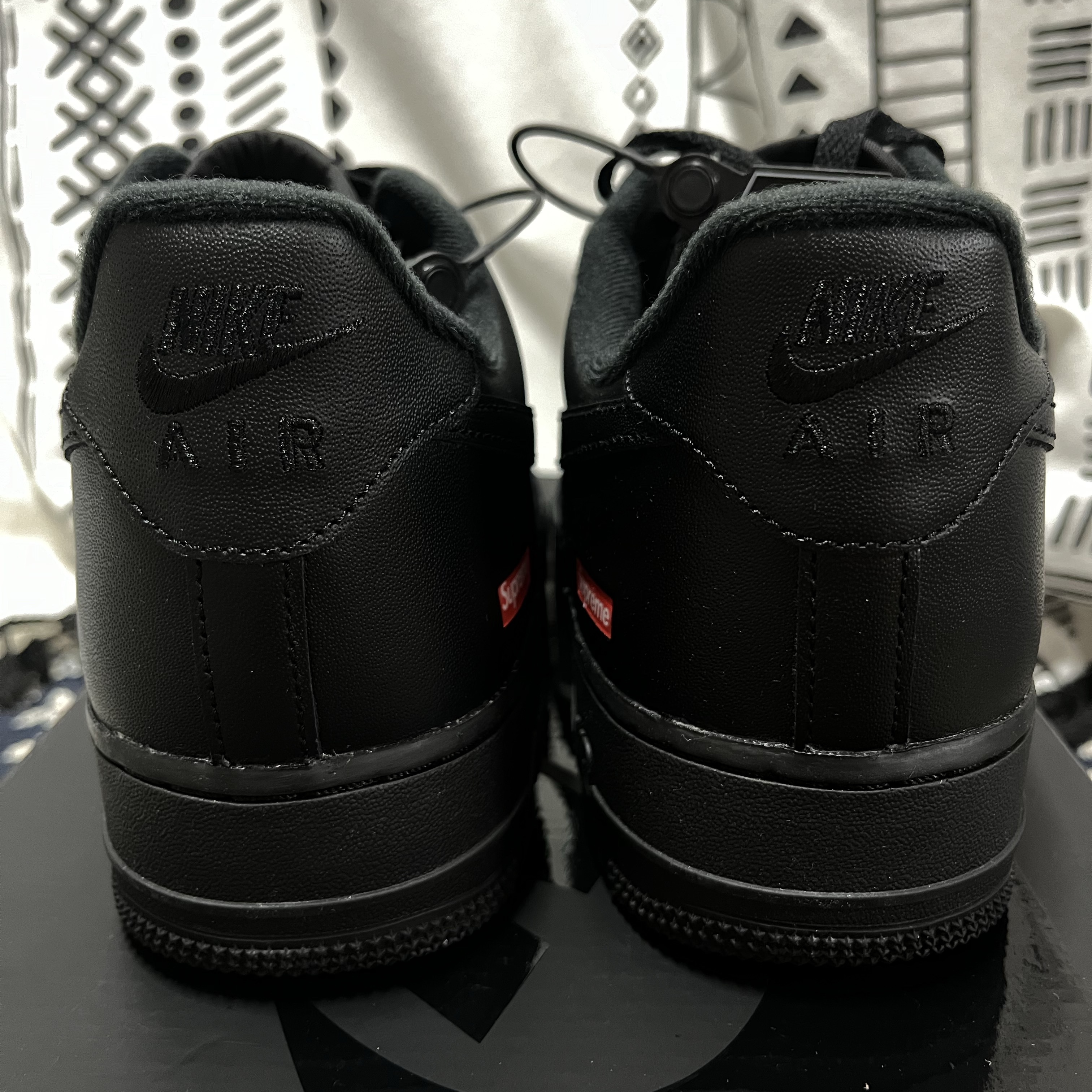 Nike x Supreme Air Force 1 Low Black 착용 스타일 - 5