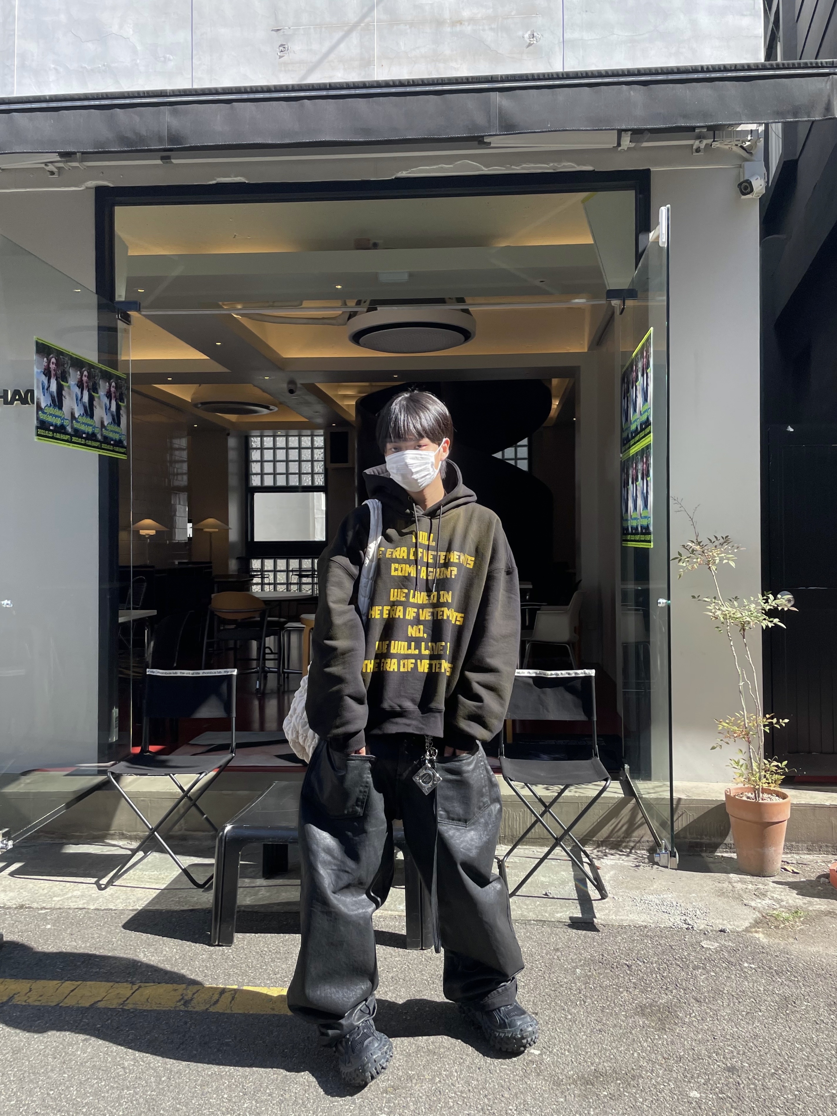 COS Quilted Oversized Shoulder Bag Off White Light Beige, Project G/R Coated Backward Denim Pants Black 착용 스타일
