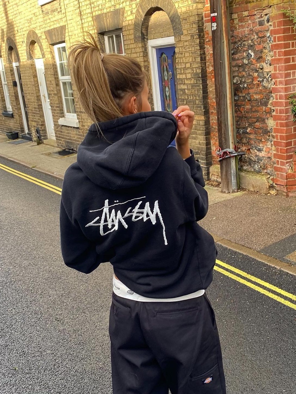 Stussy Basic Stussy Hoodie Ash Heather 2023, Stussy Basic Stussy Hoodie Black 2023 착용 스타일 - 3