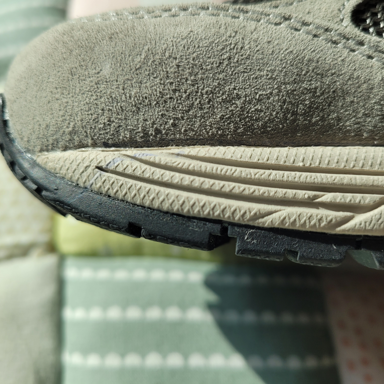 New Balance 2002R Grey 착용 스타일 - 1