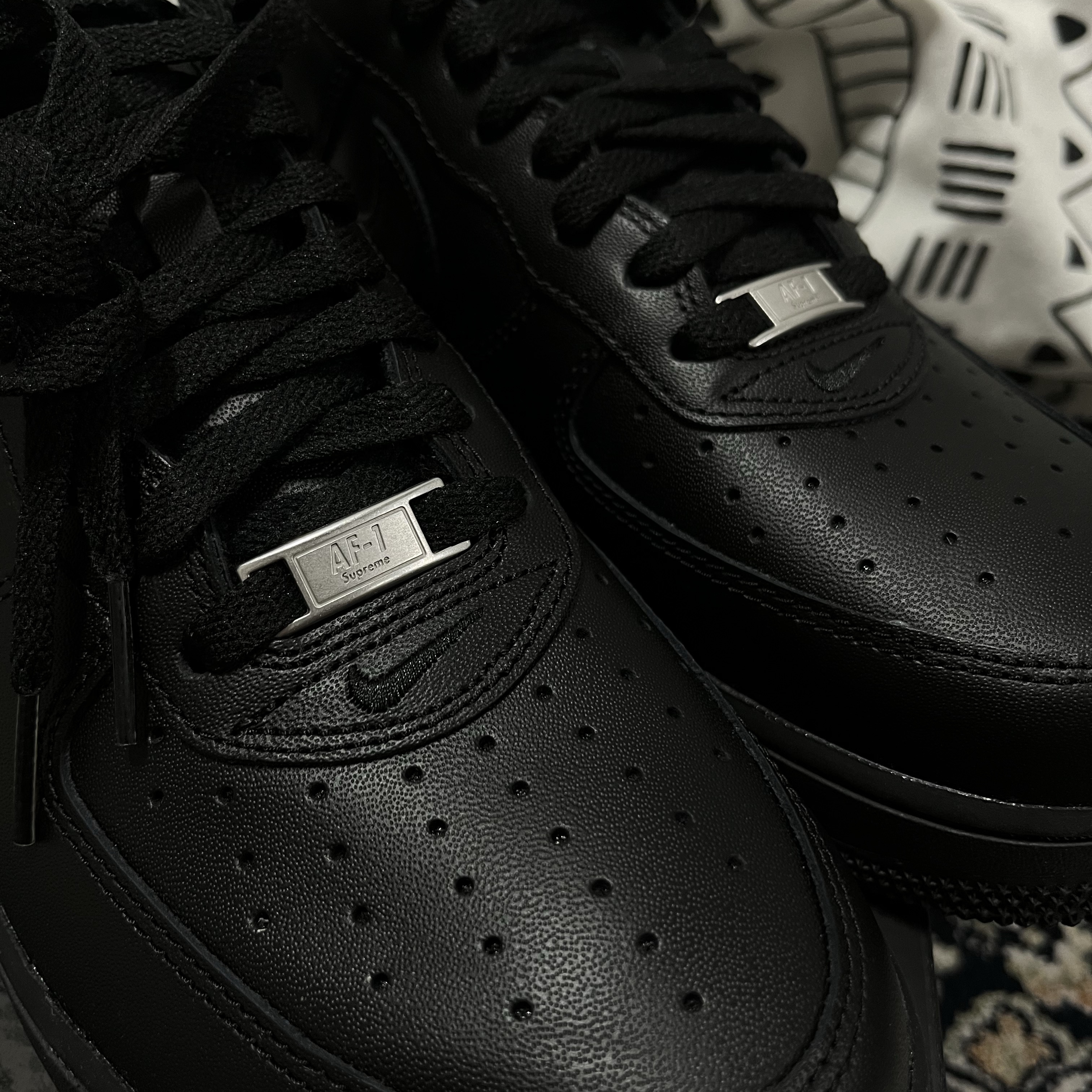 Nike x Supreme Air Force 1 Low Black 착용 스타일 - 3