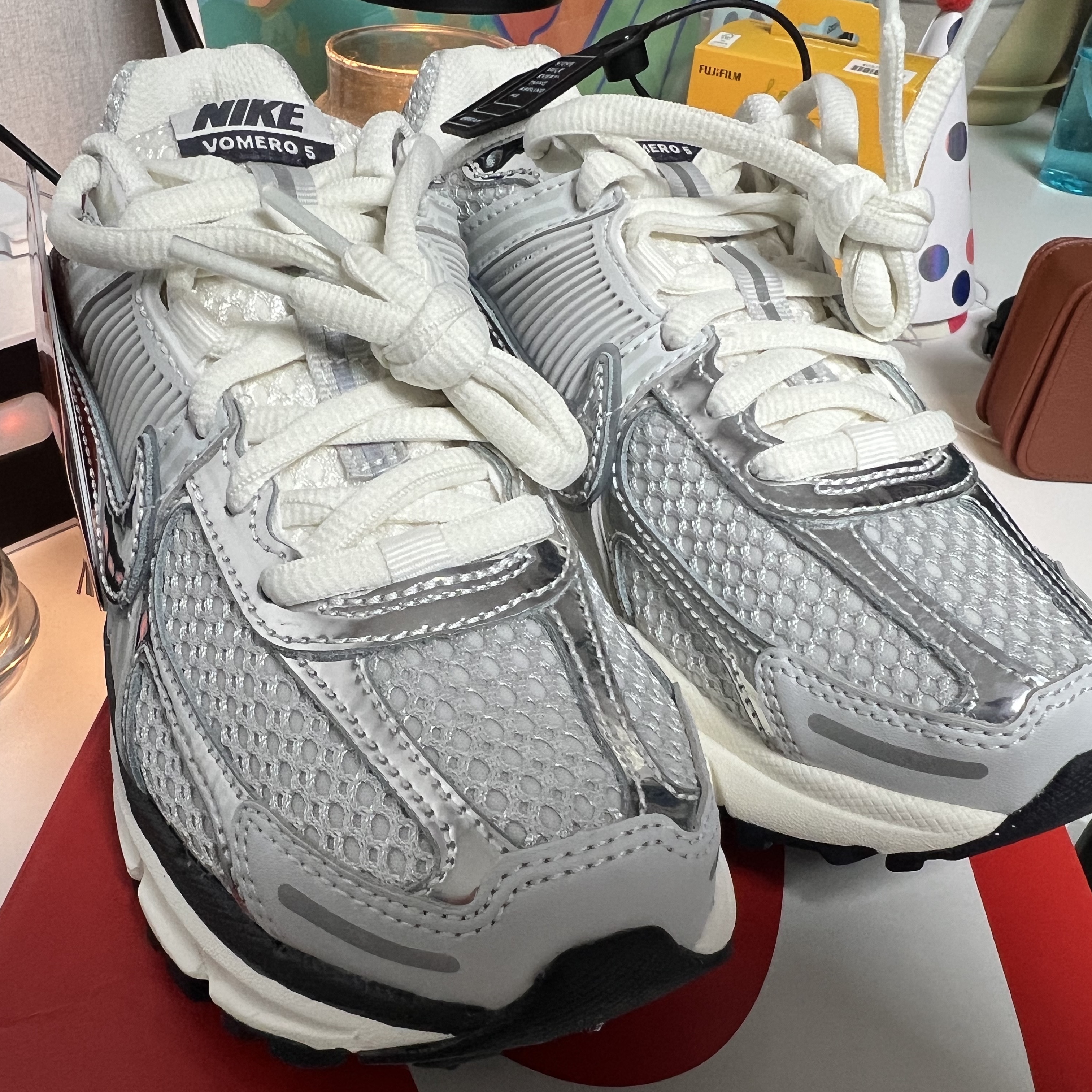 (W) Nike Zoom Vomero 5 Photon Dust and Metallic Silver 착용 스타일 - 1
