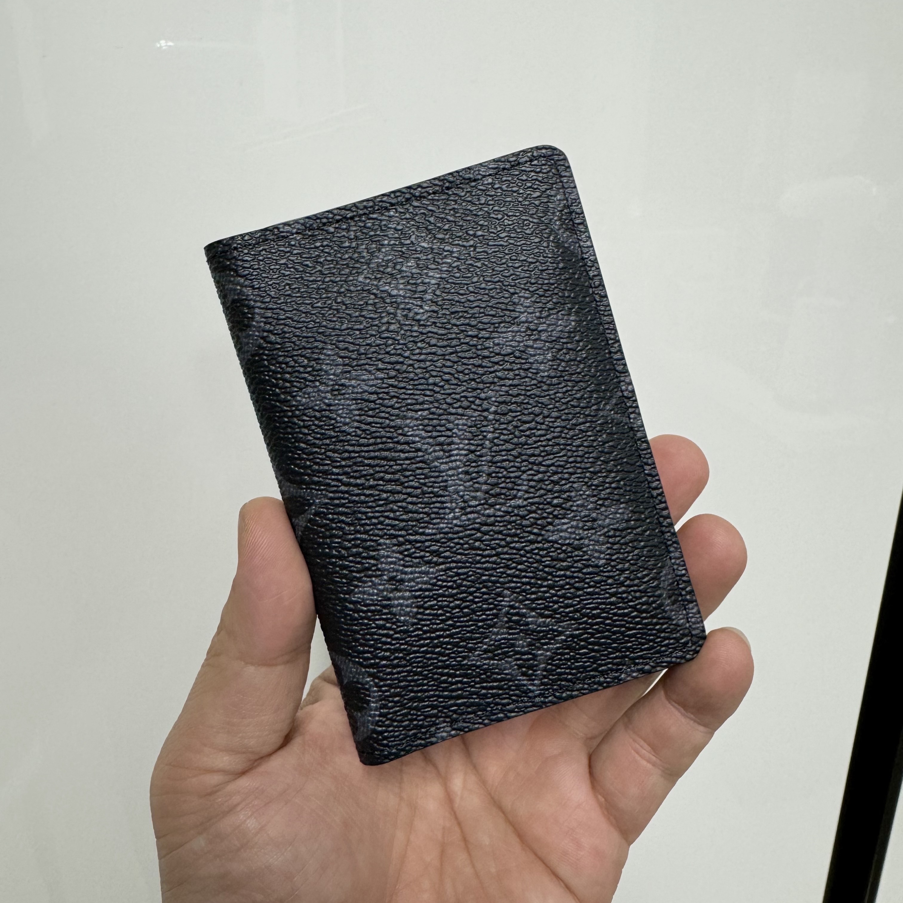 Louis Vuitton Pocket Organizer Monogram Eclipse 착용 스타일 - 1