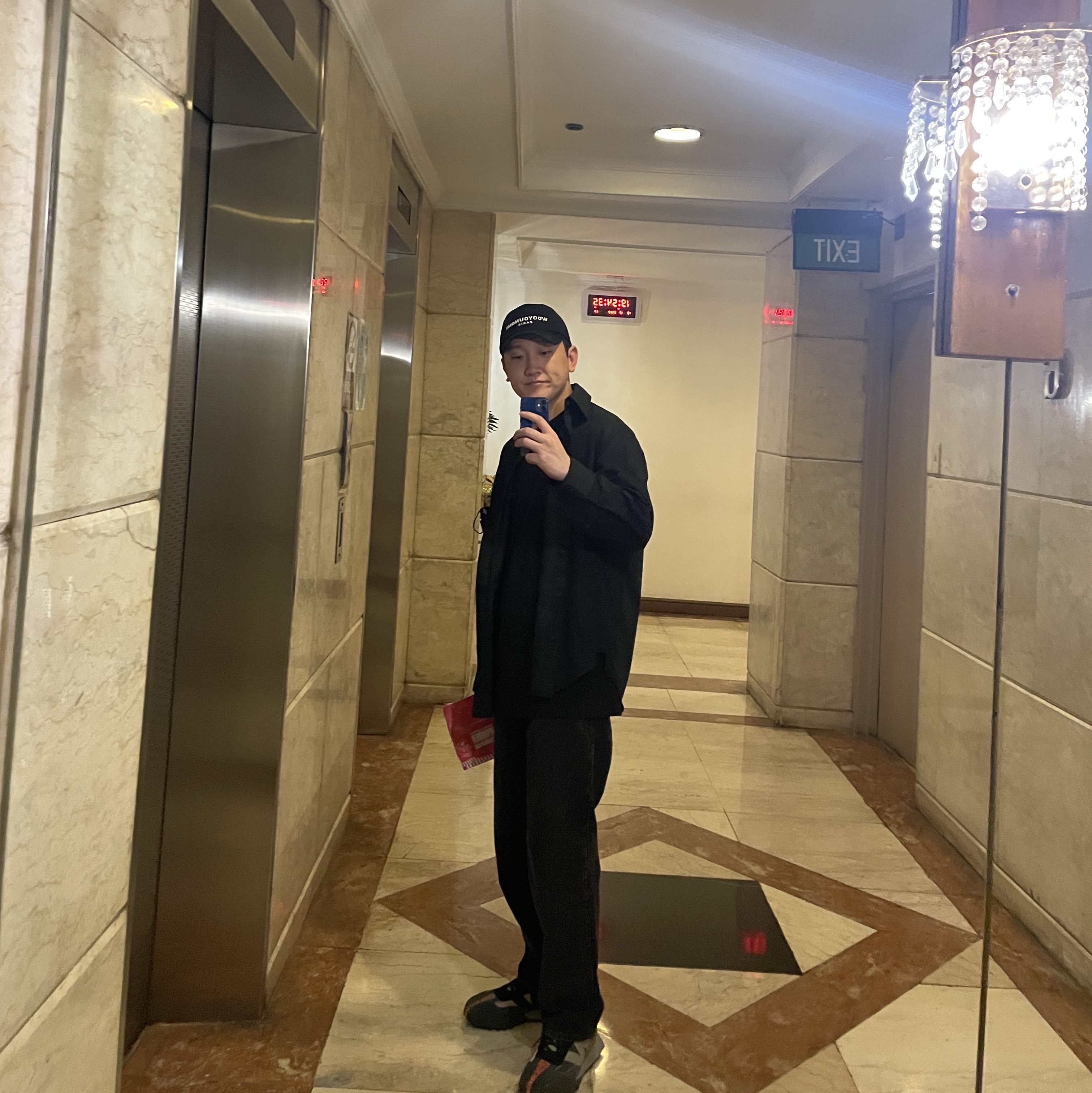 Wooyoungmi Cotton Back Logo Shirt Black - 22FW, Wooyoungmi White Embroidered Logo Ball Cap Black 착용 스타일