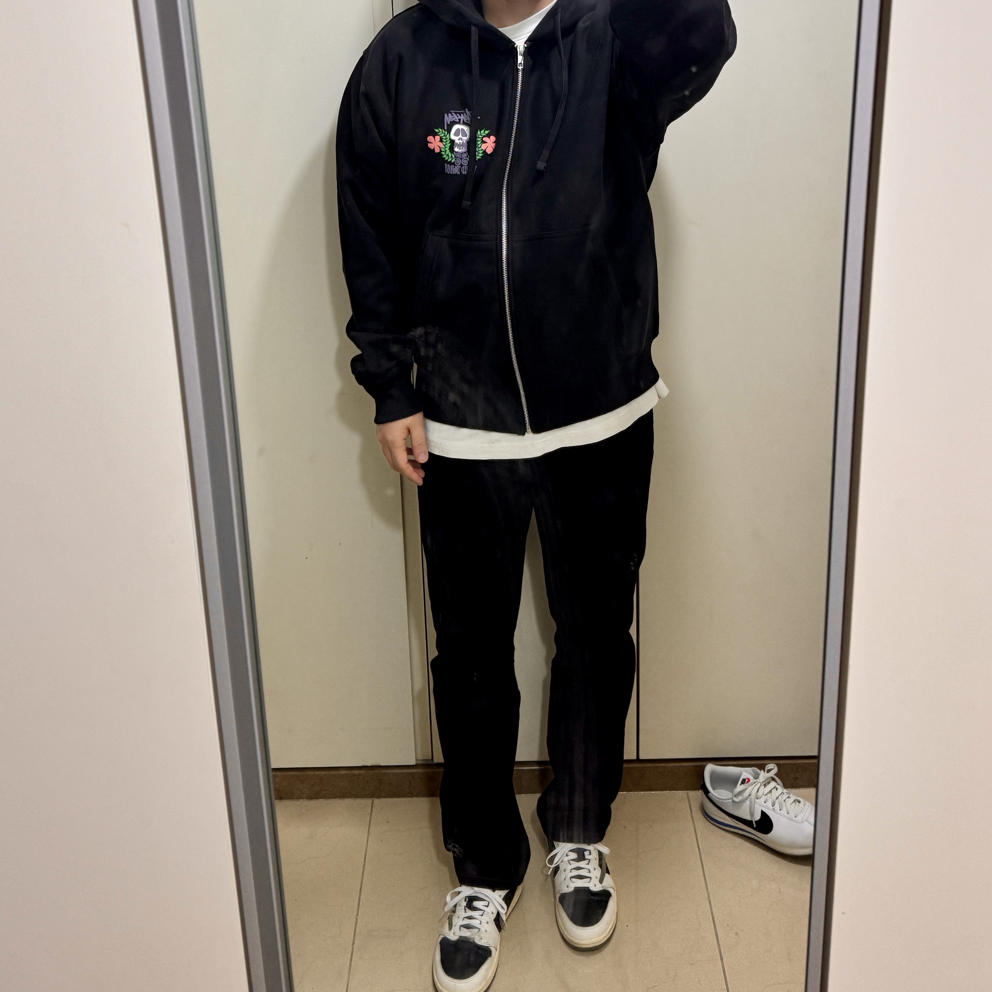 Stussy Skull Crest Zip Hoodie Black 착용 스타일 - 3