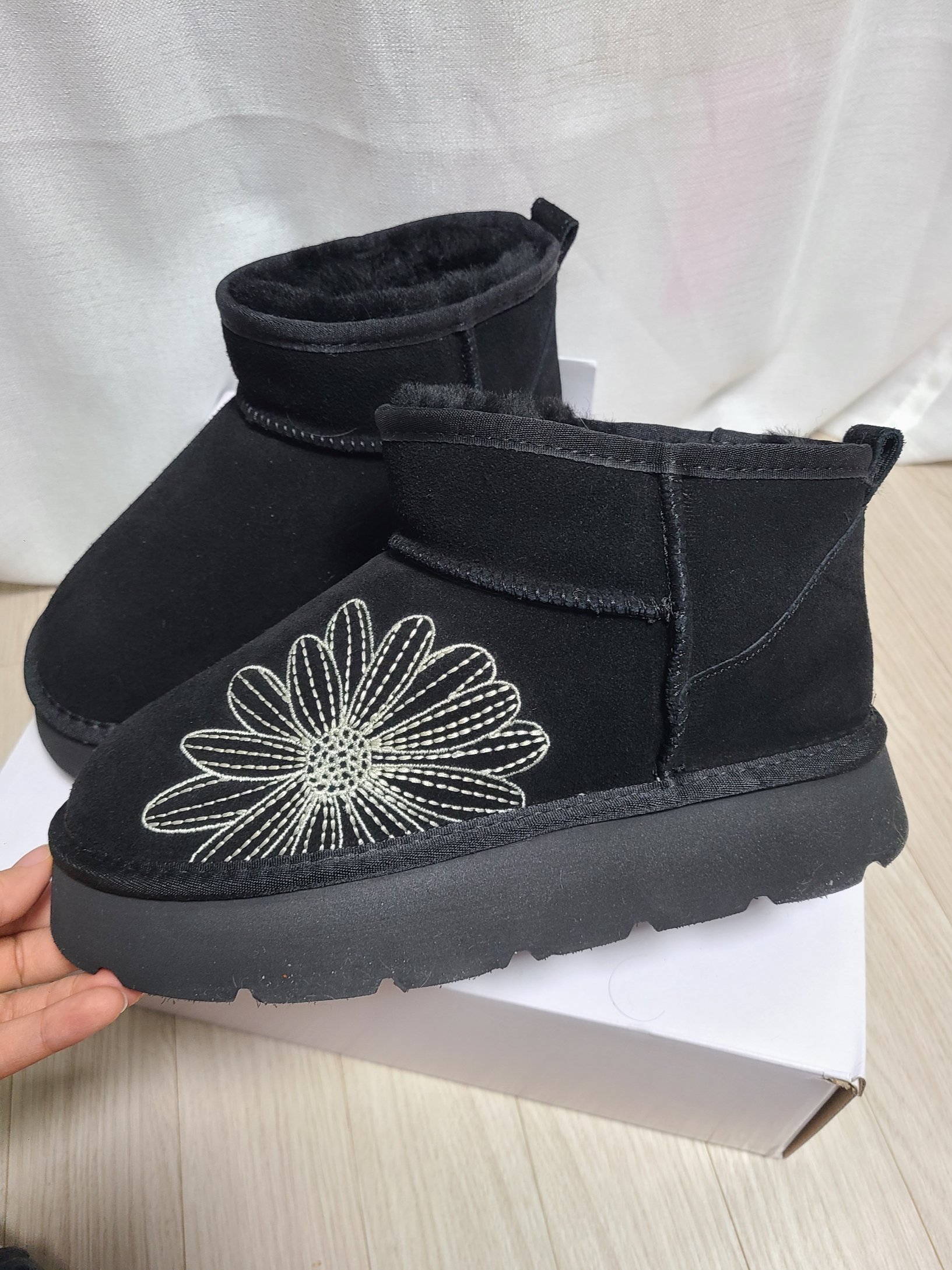 Mardi Mercredi Les Pompes Women Classique Mini Ugg Boots Black 착용 스타일 - 1