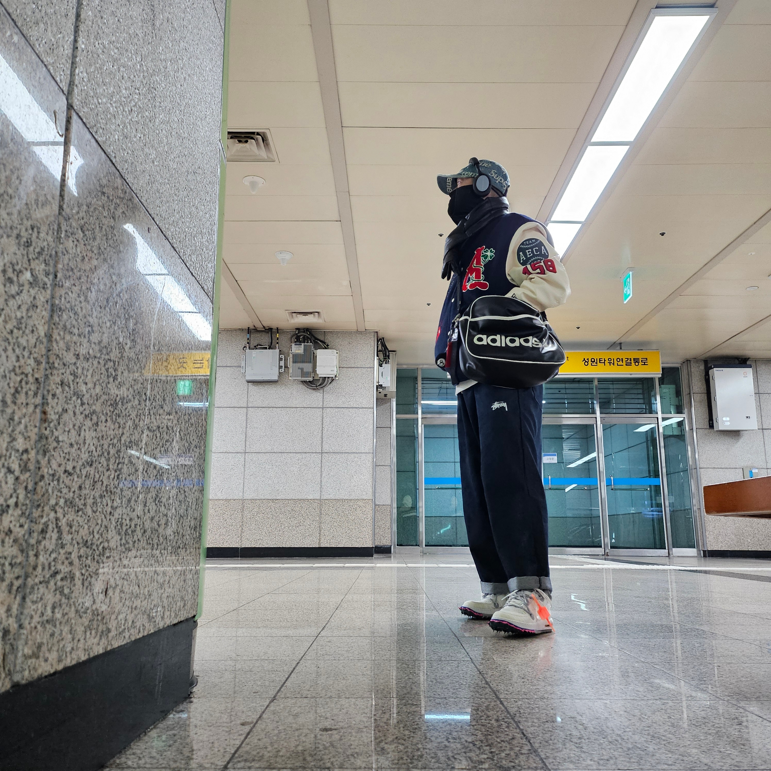 Supreme Frayed Logos Denim Camp Cap Blue - 21SS, Nike x Off-White Air Force 1 Mid SP White 착용 스타일 - 2