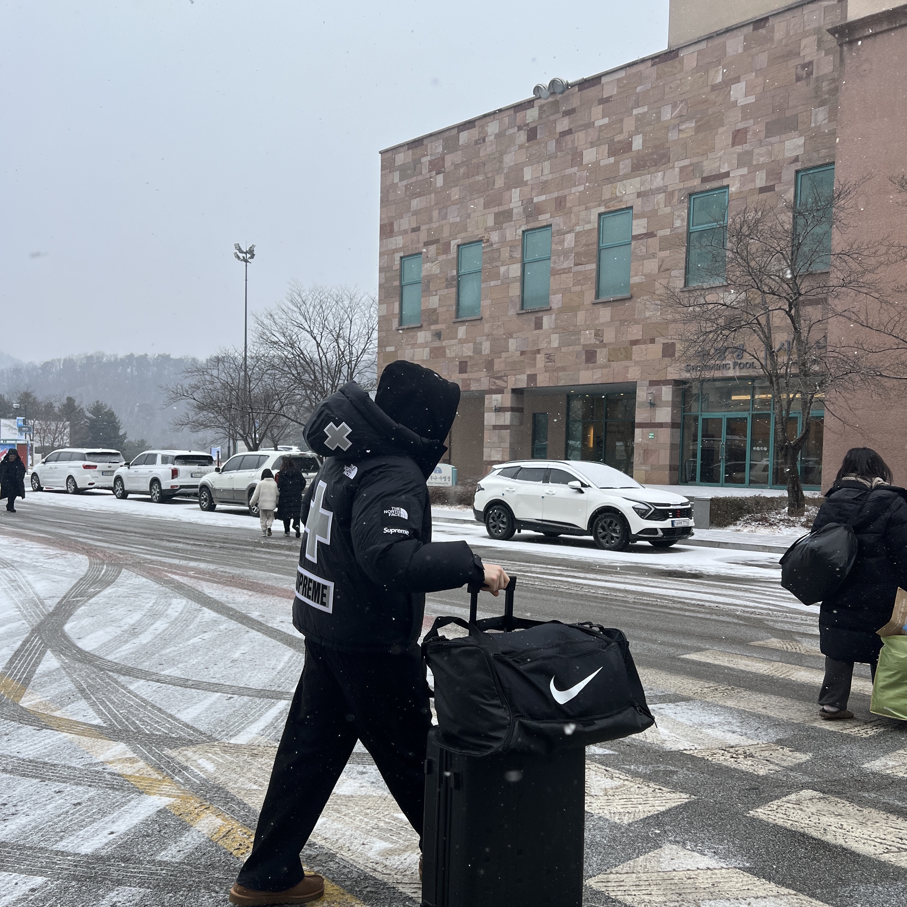 Supreme x The North Face Summit Series Rescue Baltoro Jacket Black - 22SS, UGG Tasman Slipper Chestnut 착용 스타일