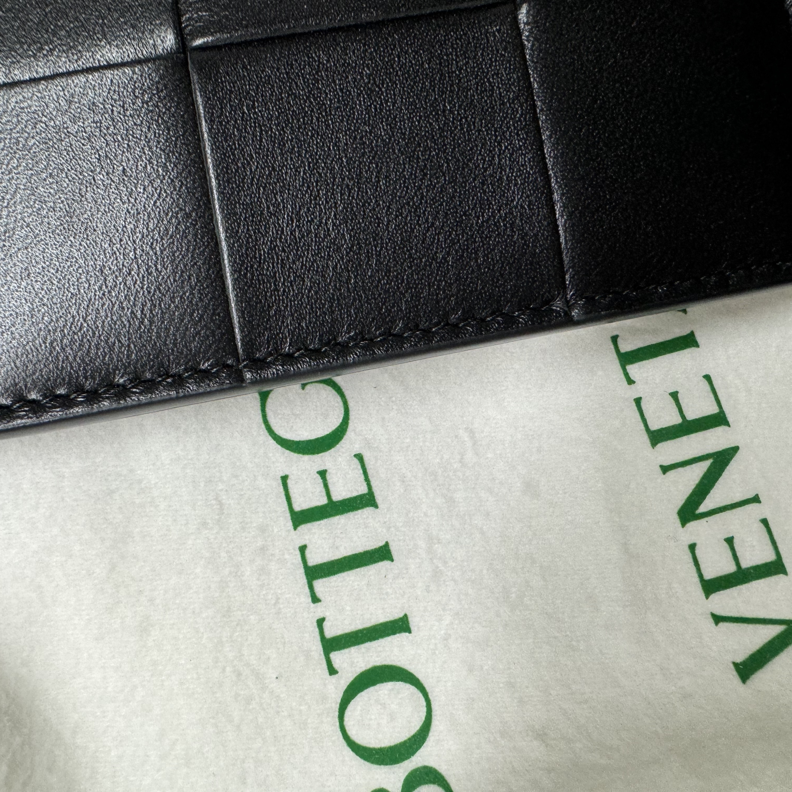 Bottega Veneta Credit Card Case Lambskin & Calfskin Black 착용 스타일