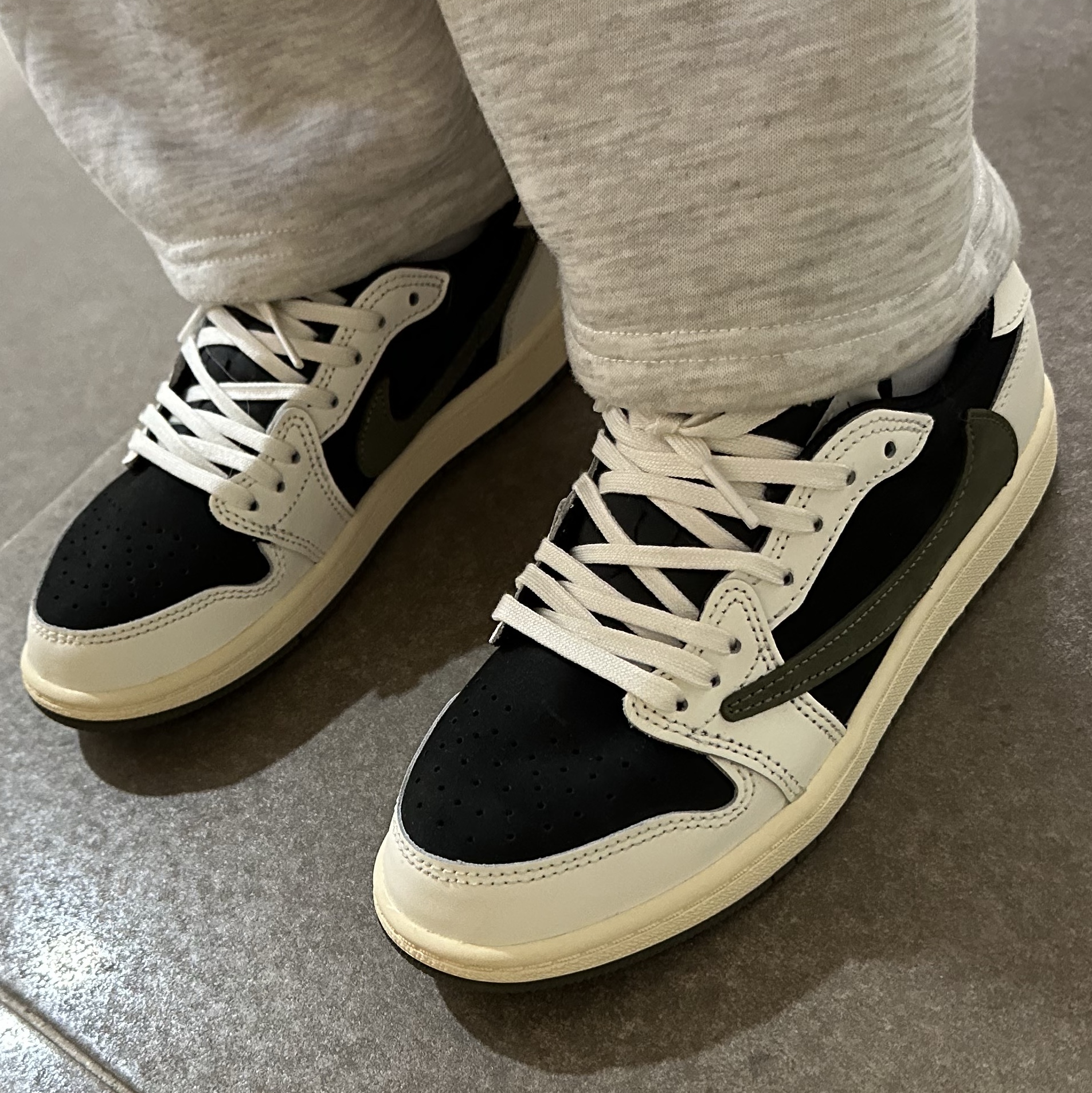 (PS) Jordan 1 x Travis Scott Retro Low OG SP Medium Olive 착용 스타일 - 2