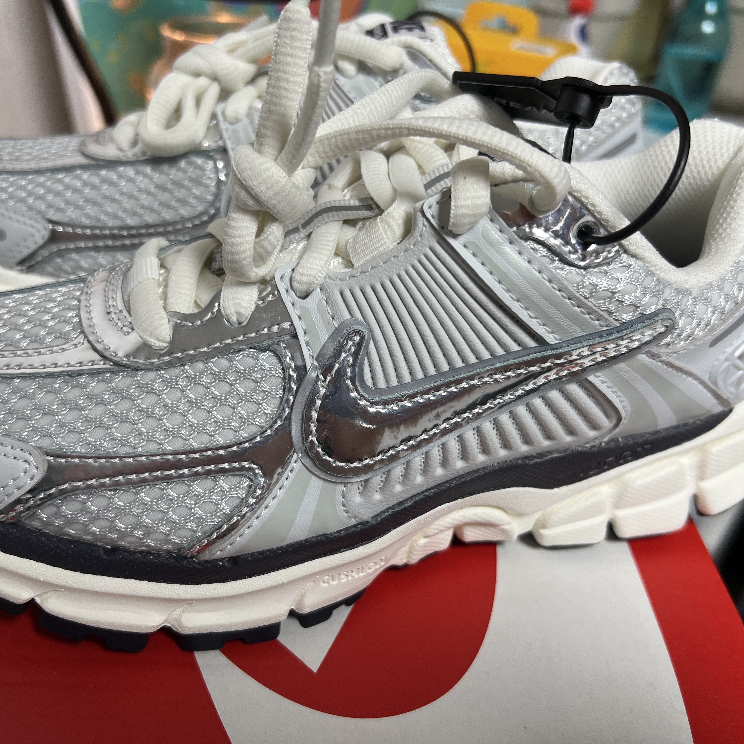 (W) Nike Zoom Vomero 5 Photon Dust and Metallic Silver 착용 스타일 - 2