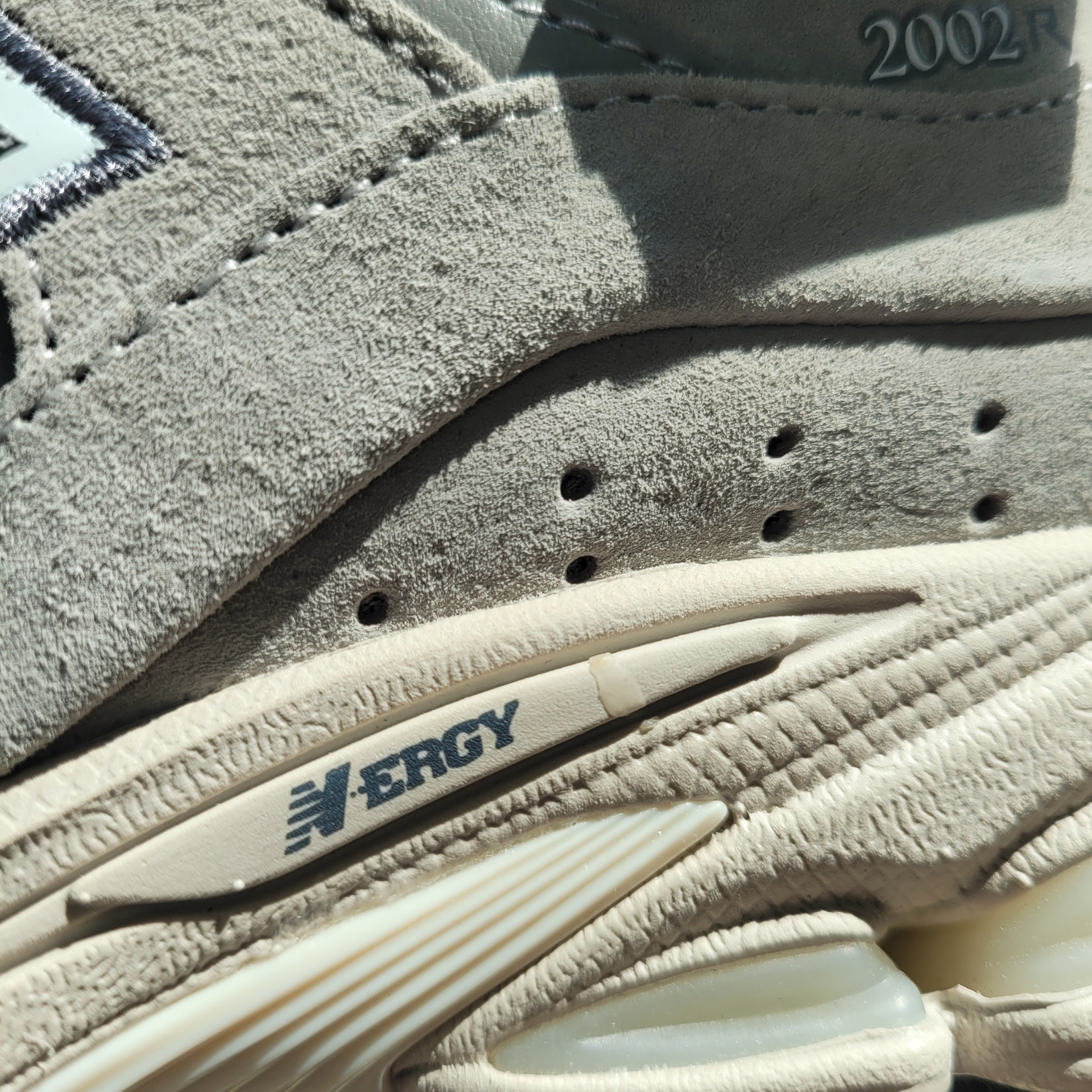 New Balance 2002R Grey 착용 스타일 - 3