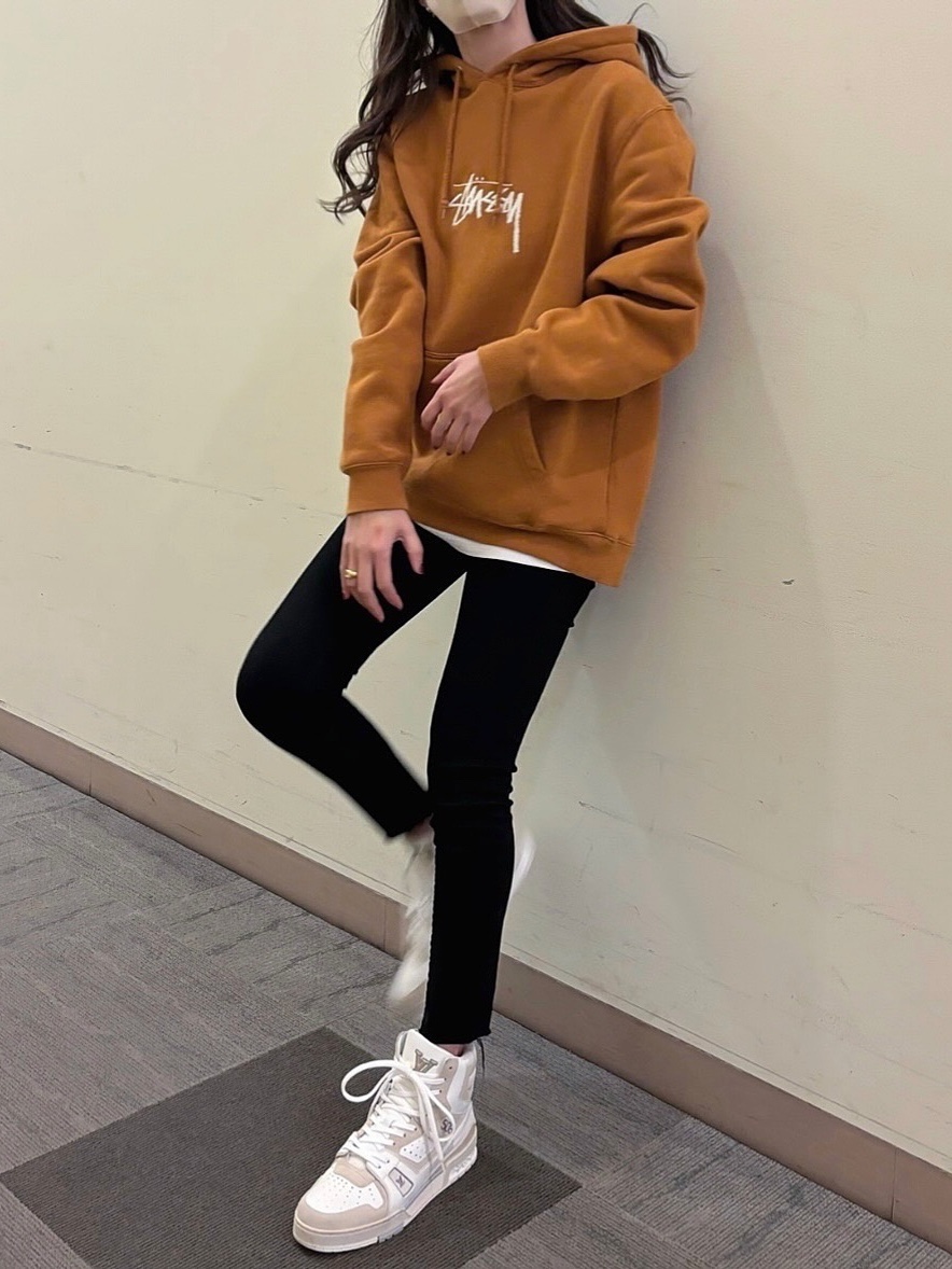 Stussy Basic Stussy Hoodie Ash Heather 2023, Stussy Basic Stussy Hoodie Black 2023 착용 스타일 - 4