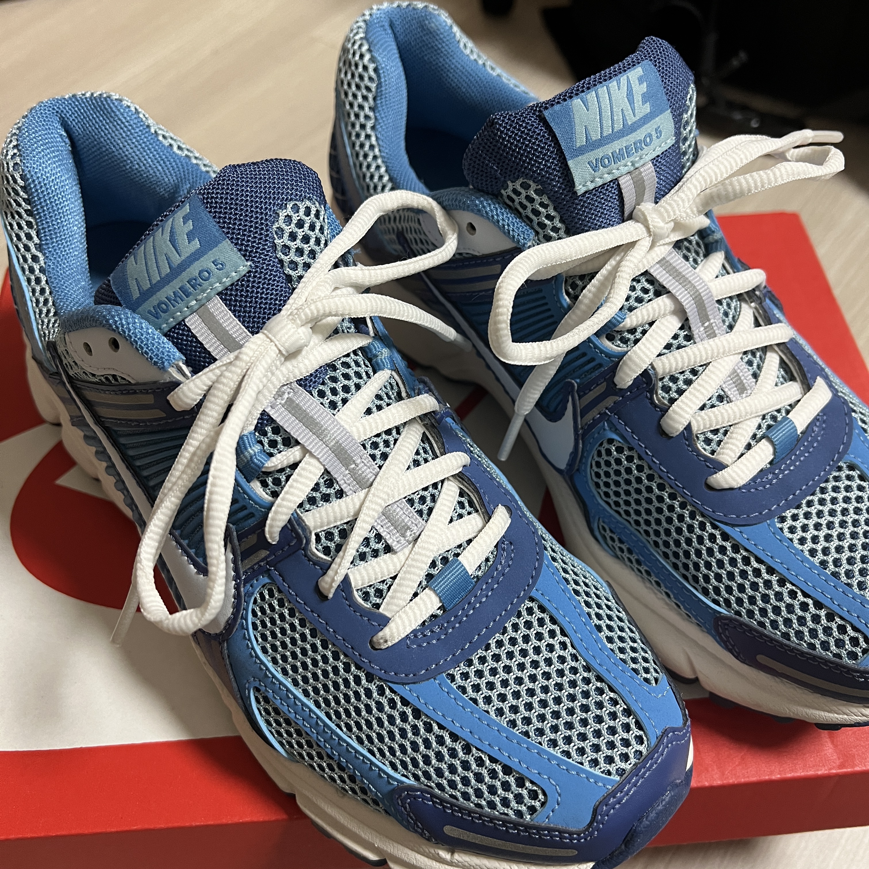 Nike Zoom Vomero 5 Mystic Navy and Worn Blue 착용 스타일