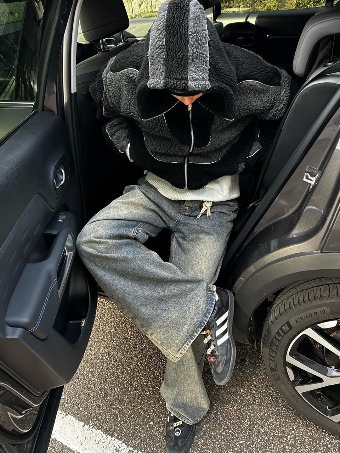 Lemaire Twisted Belted Pants Denim Indigo, The Museum Visitor Two Tuck Denim Baggy Pants Yellow Blue 착용 스타일 - 4