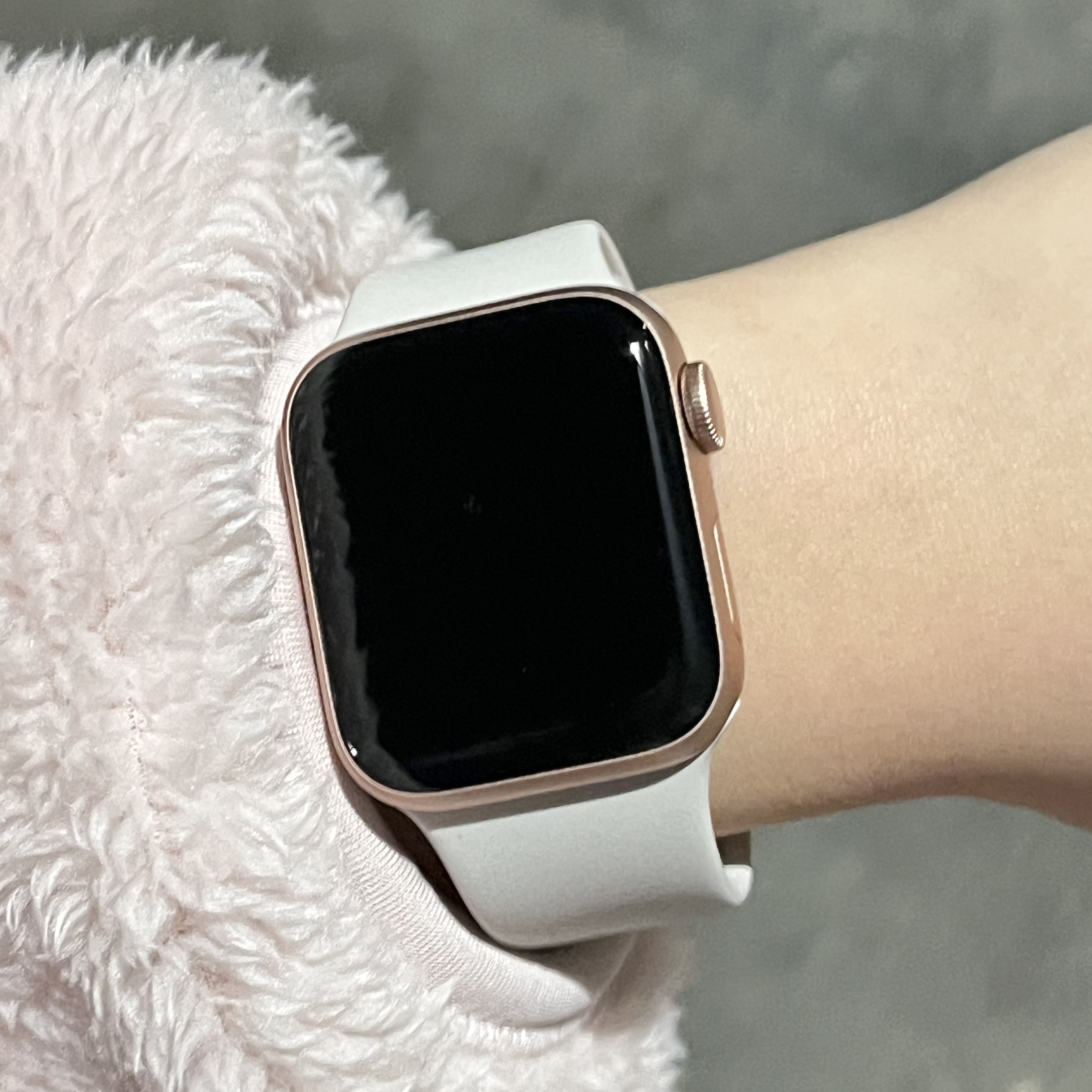 Apple Watch SE 40mm GPS Gold Aluminum Case with Sport Band Starlight (Korean Ver.) 착용 스타일