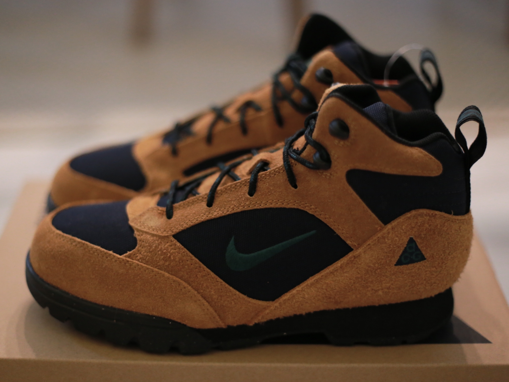Nike ACG Torre Mid Waterproof Burnt Sienna and Obsidian, Nike ACG Torre Mid Waterproof Pecan and Olive Grey 착용 스타일 - 1