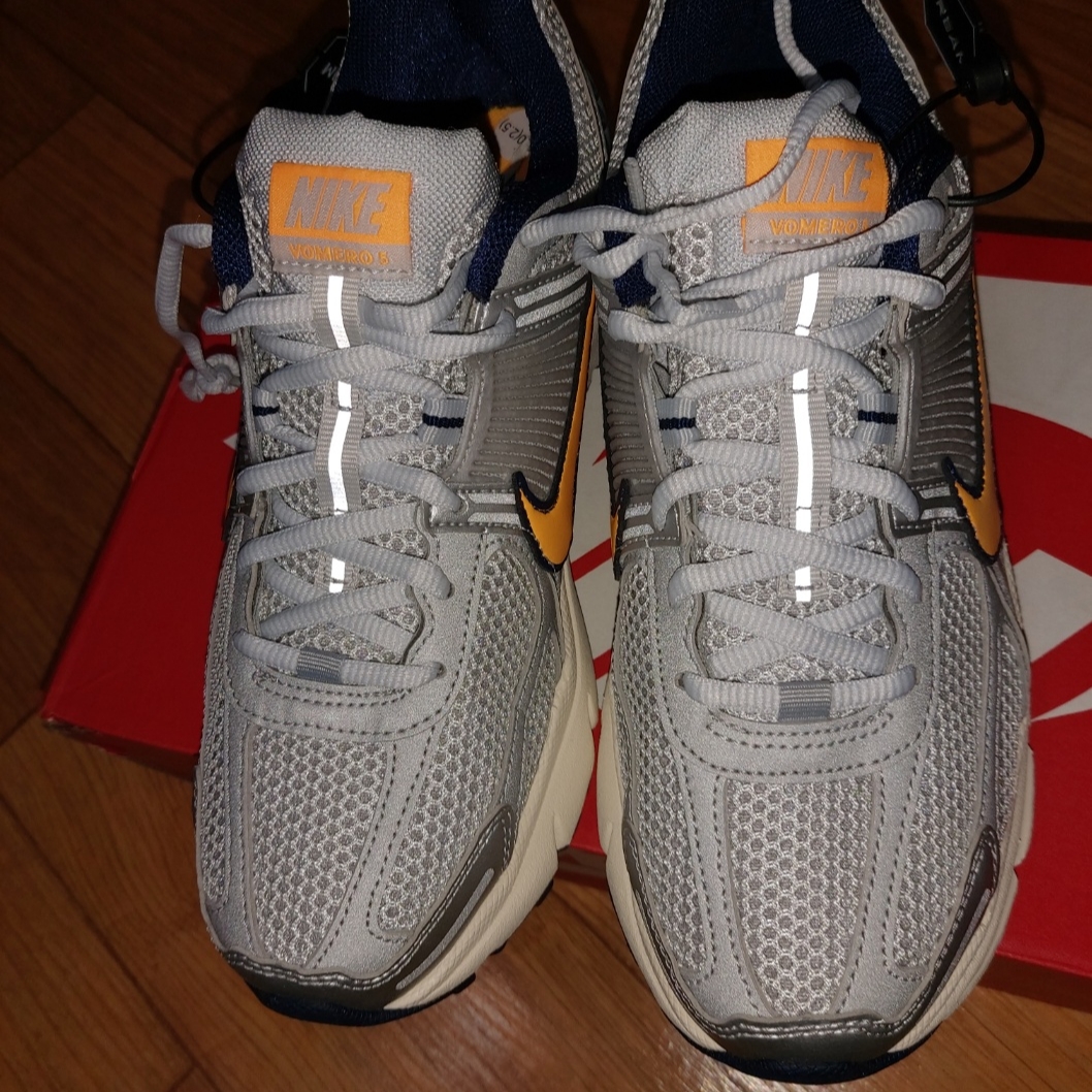 Nike Zoom Vomero 5 Pure Platinum and Laser Orange 착용 스타일