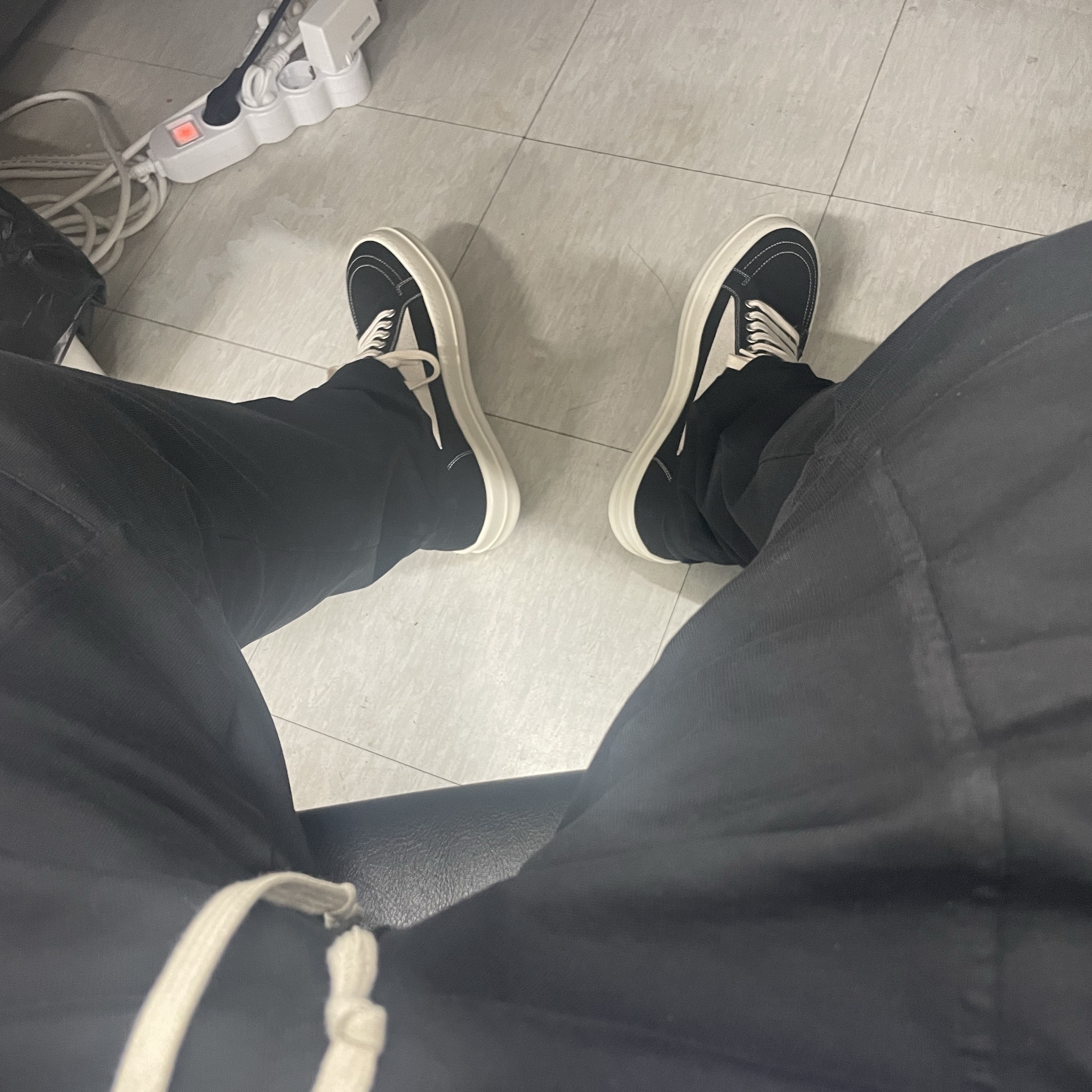 Rick Owens Drkshdw Luxor Overdyed Denim Vintage Sneakers Black Milk 착용 스타일