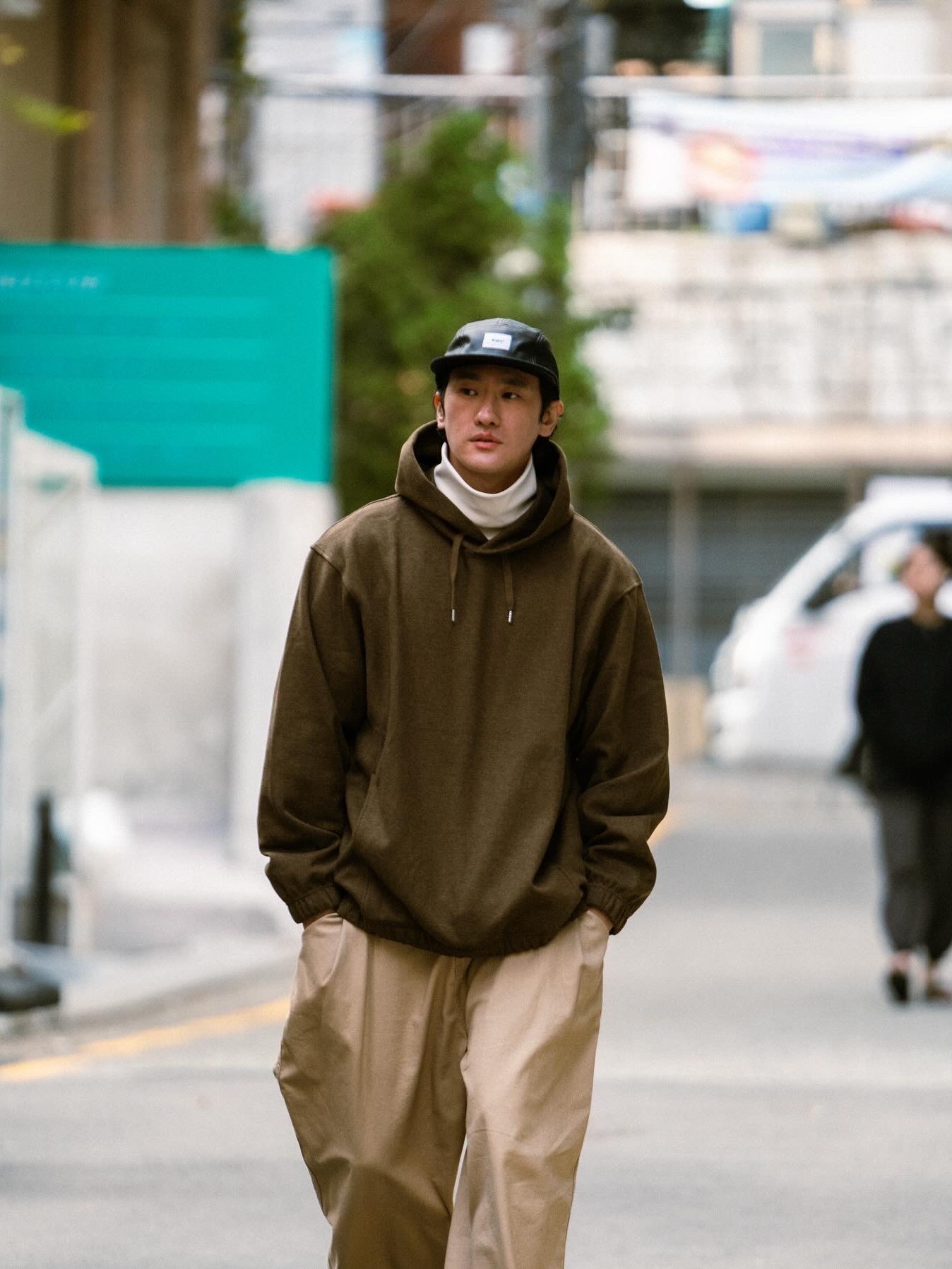 Clarks x Neighborhood Wallabee Boots GTX Black Combi Suede 착용 스타일 - 2
