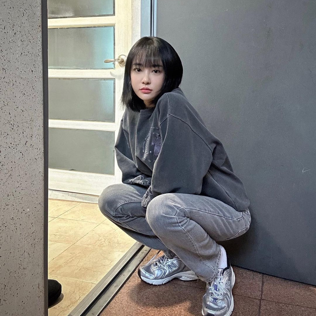 New Balance x Yeseyesee 530 Silver Royal Blue 착용 스타일 - 2