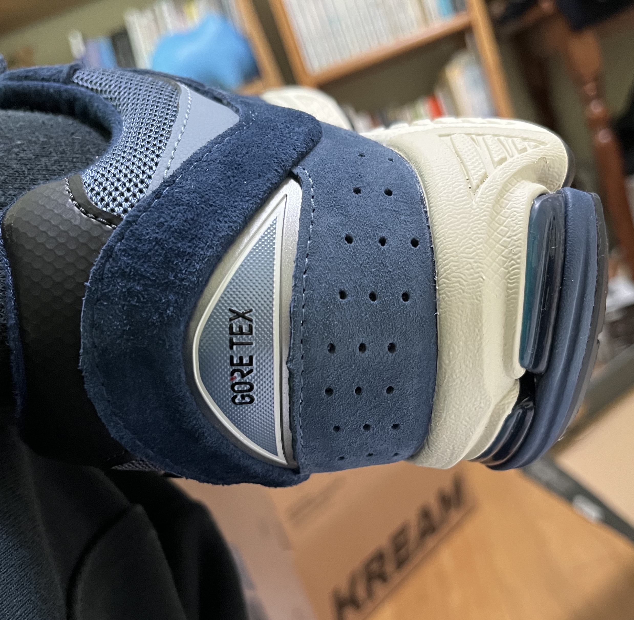 New Balance 2002R Gore-Tex Navy Arctic Grey 착용 스타일