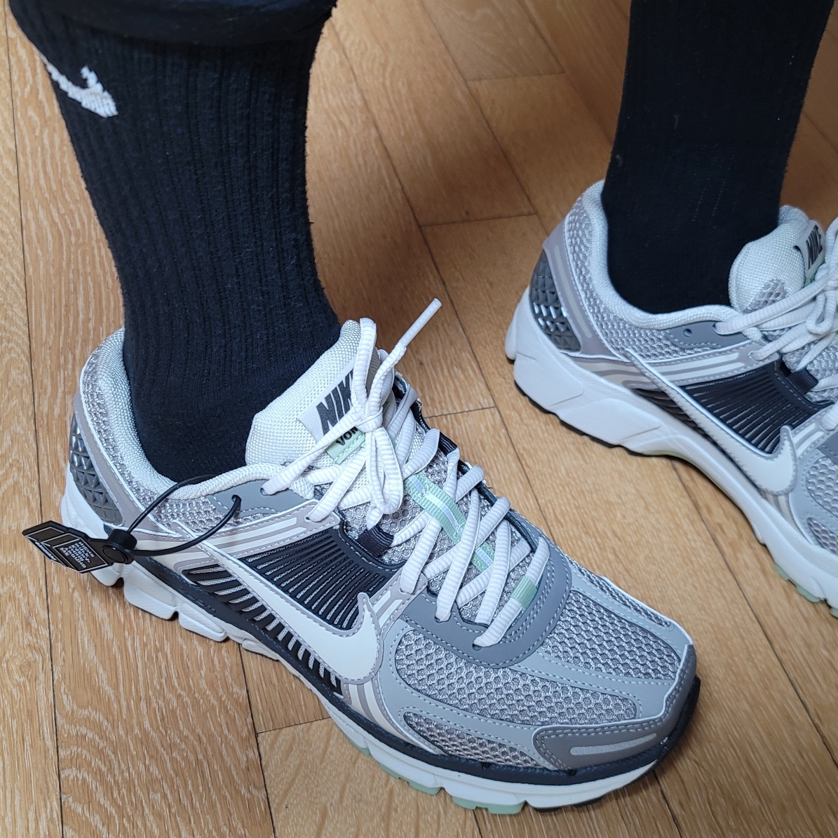 (W) Nike Zoom Vomero 5 Cobblestone and Flat Pewter 착용 스타일 - 3
