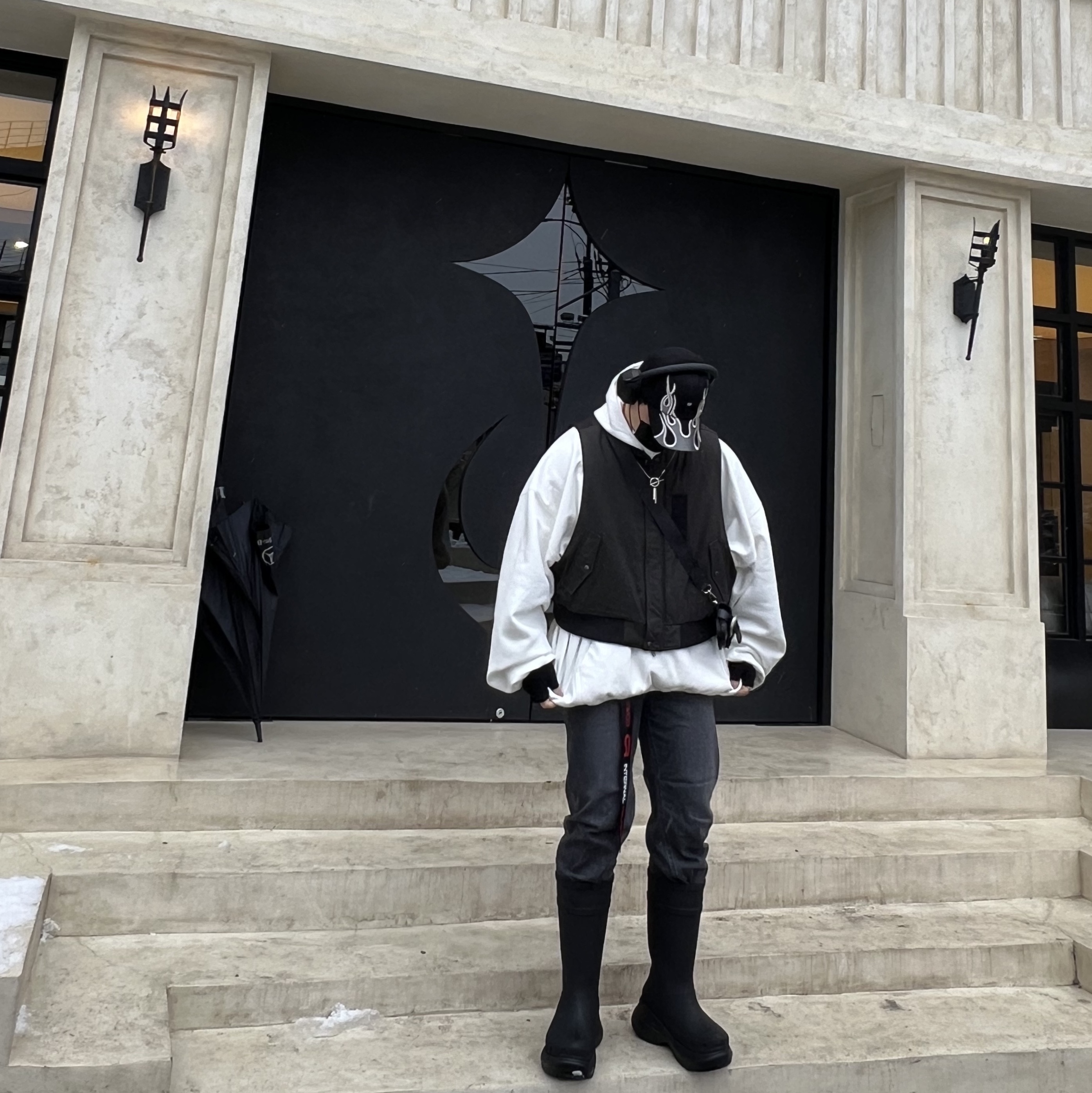 Yeezy Gap Engineered By Balenciaga Flame Cap Black, Sony WH-1000XM5 Black (Korean Ver.) 착용 스타일 - 1