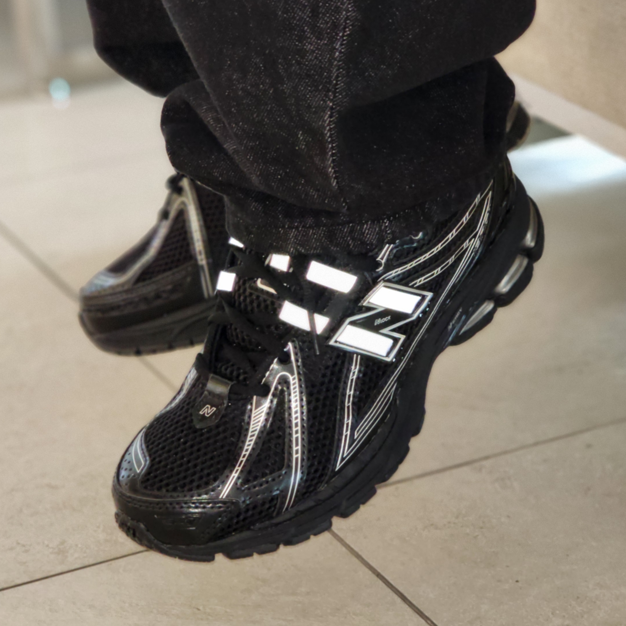 New Balance 1906R Black Silver Metallic 착용 스타일 - 3