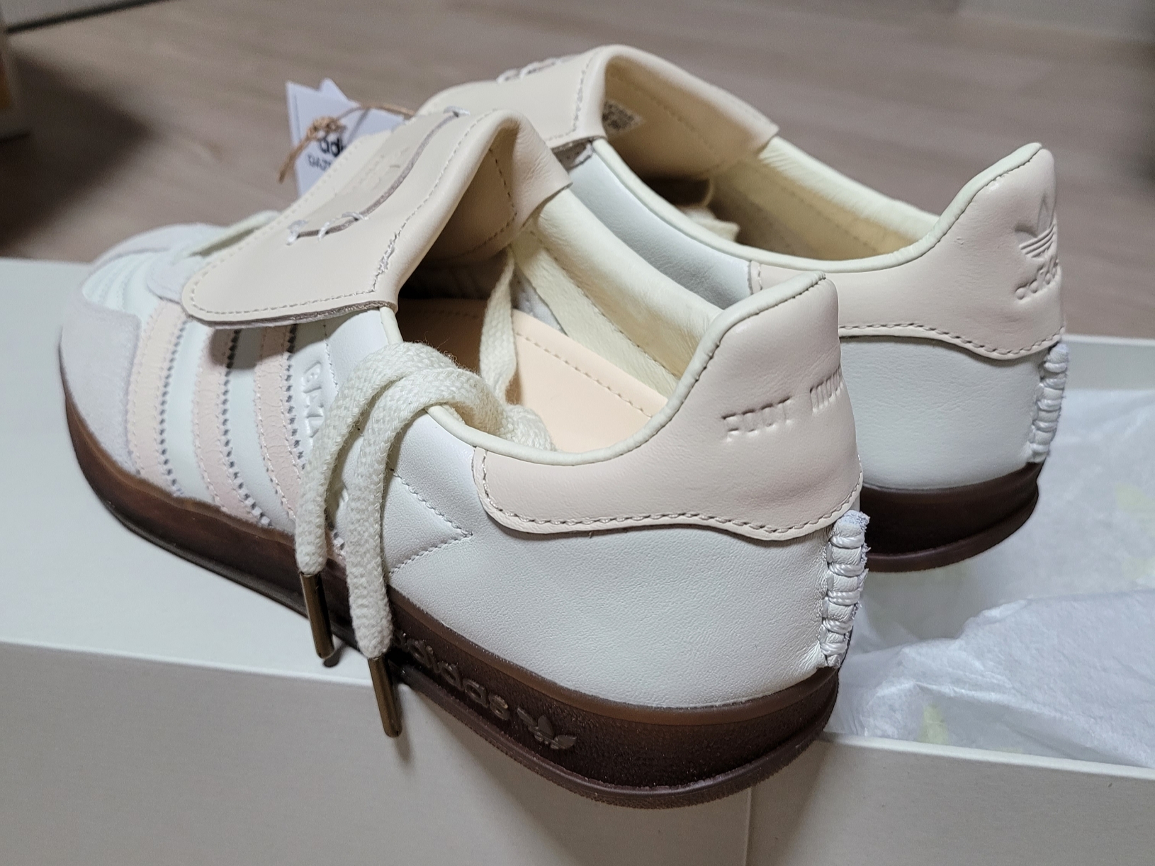 Adidas x Foot Industry Gazelle Indoor Off White Sand Strata 착용 스타일 - 3