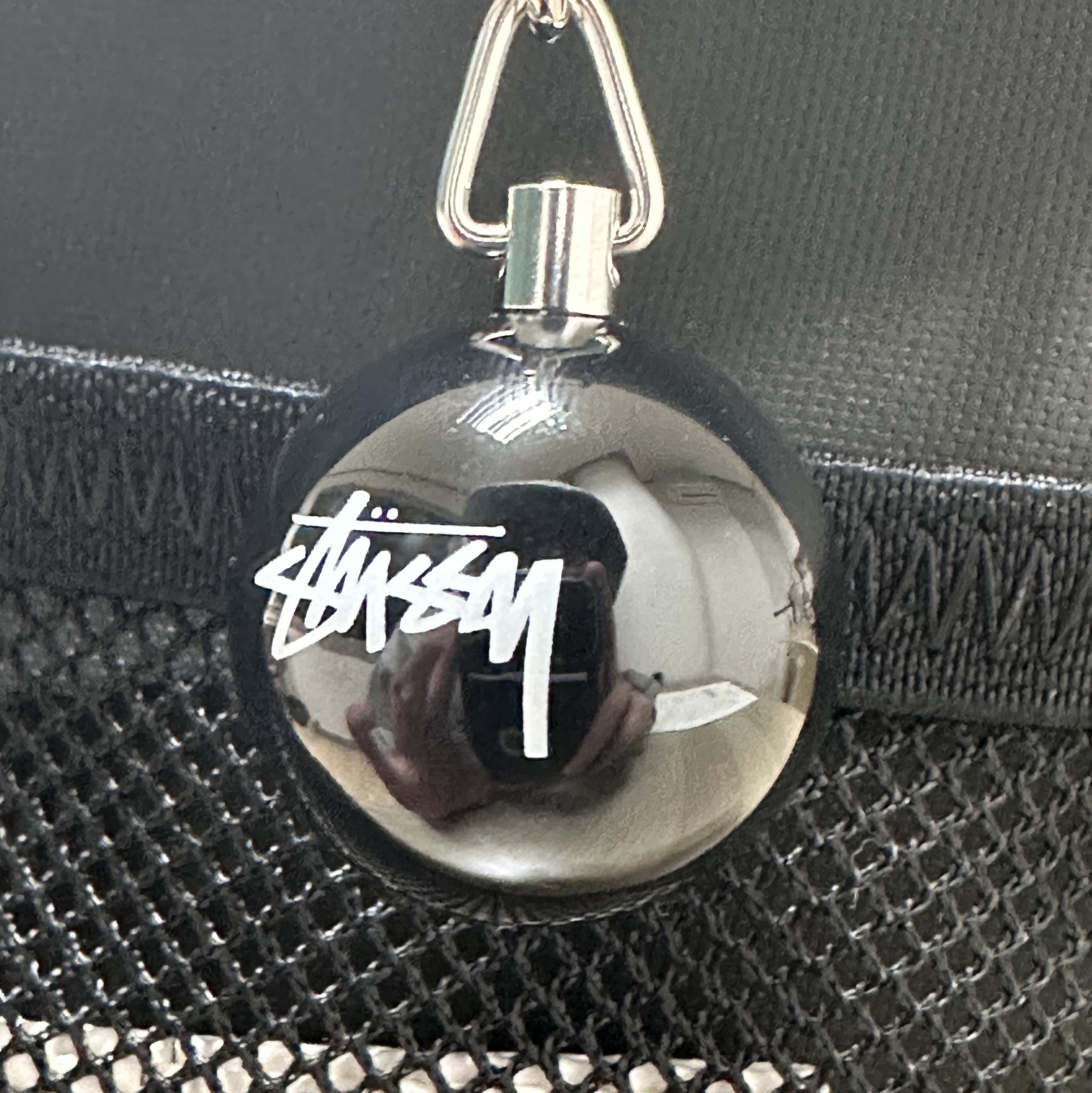 Stussy 8 Ball Keychain Black 착용 스타일