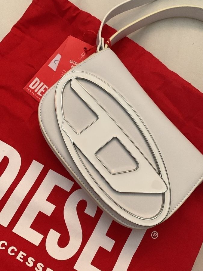 Diesel 1DR Shoulder Bag in Nappa Leather White 착용 스타일