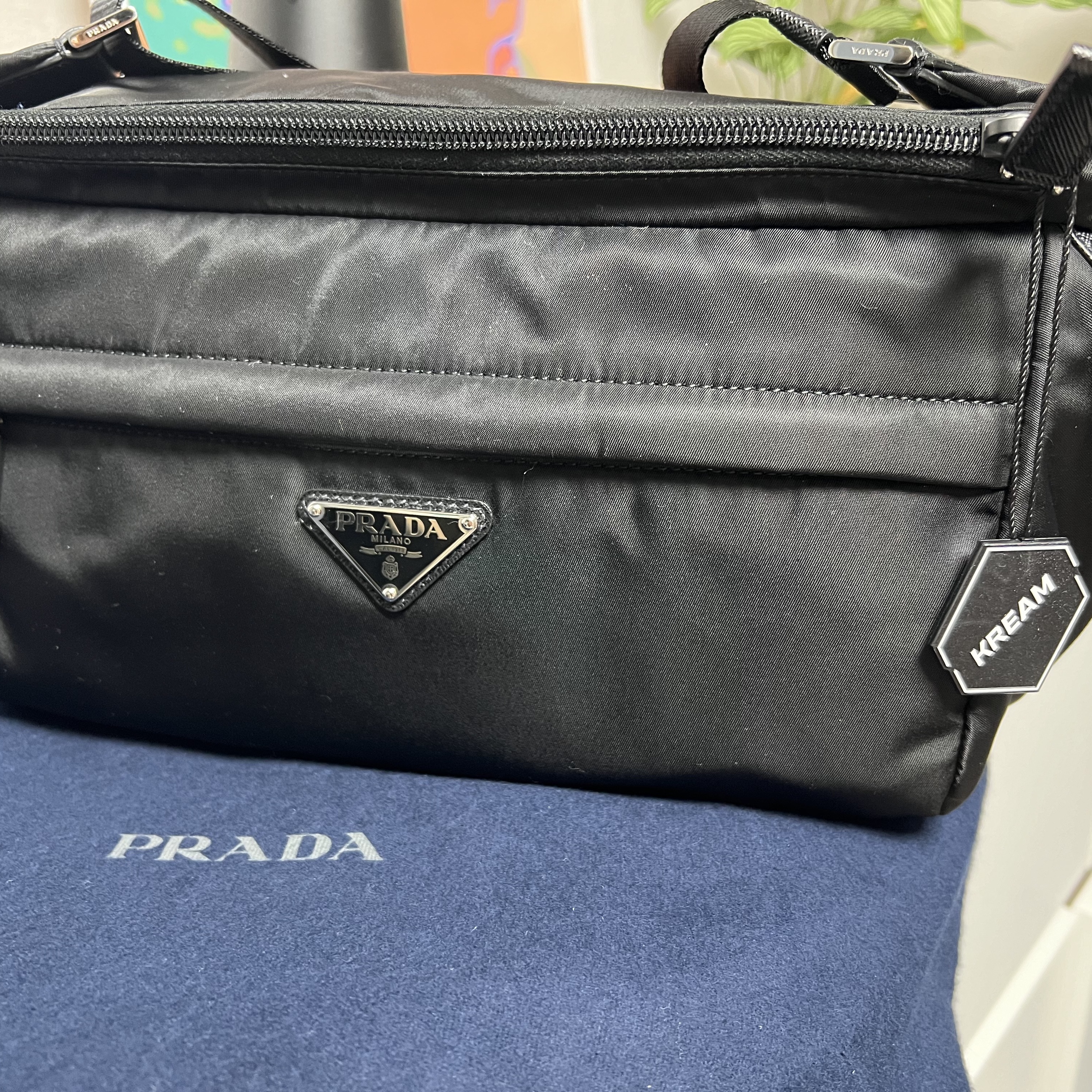 Prada Re-Nylon and Saffiano Leather Shoulder Bag Black 착용 스타일 - 1