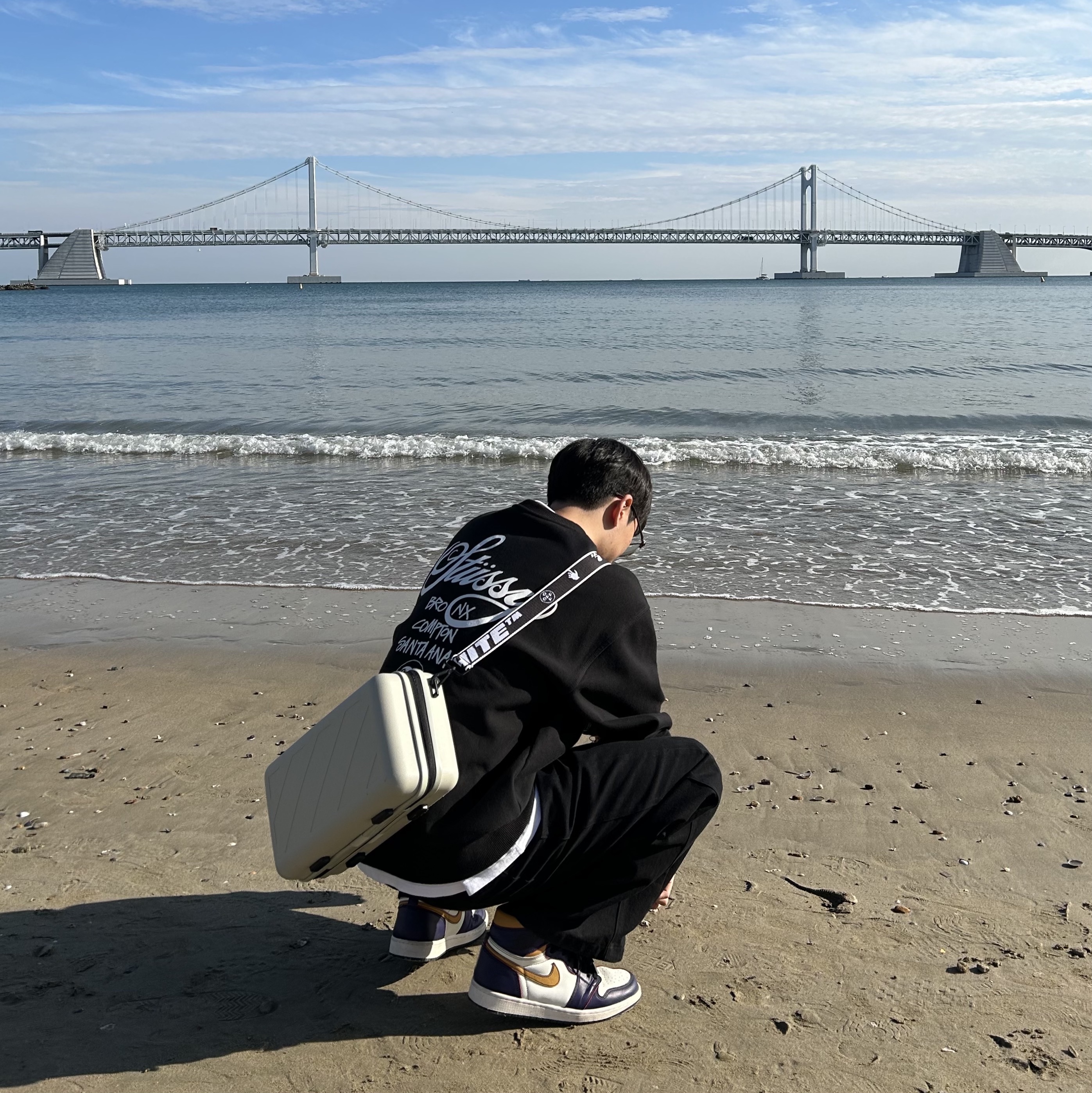 스투시 월드투어 크루넥 블랙 2022, 조던 1 레트로 하이 OG 디파이언트 SB LA 투 시카고 착용 스타일 - 1