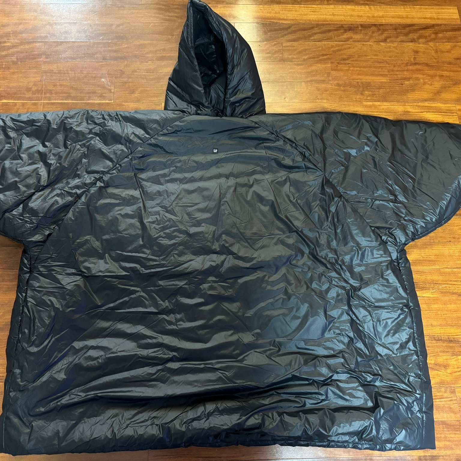 Yeezy Gap Engineered By Balenciaga T-Cut Parka Black 착용 스타일 - 1