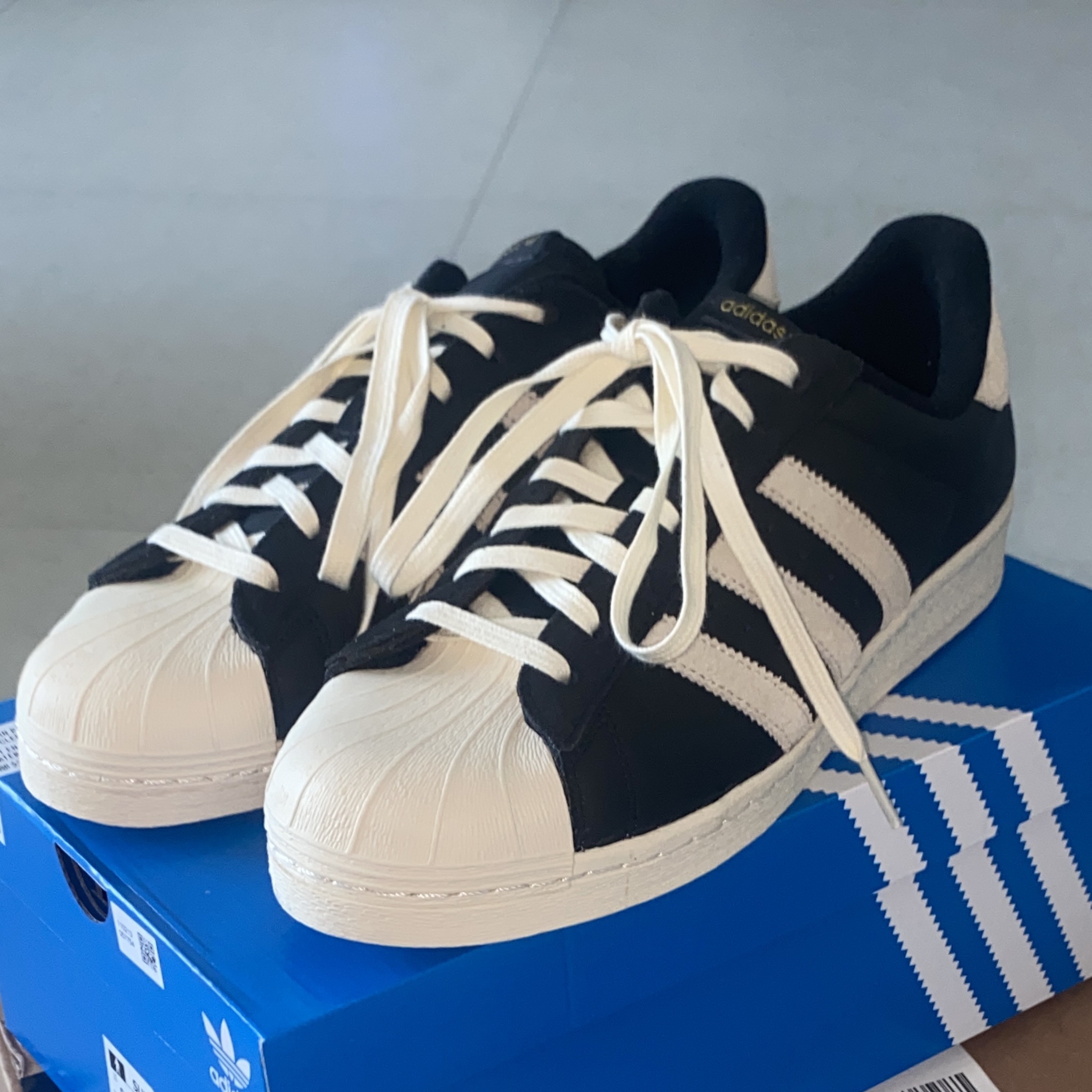 Adidas Superstar 82 Black White 착용 스타일