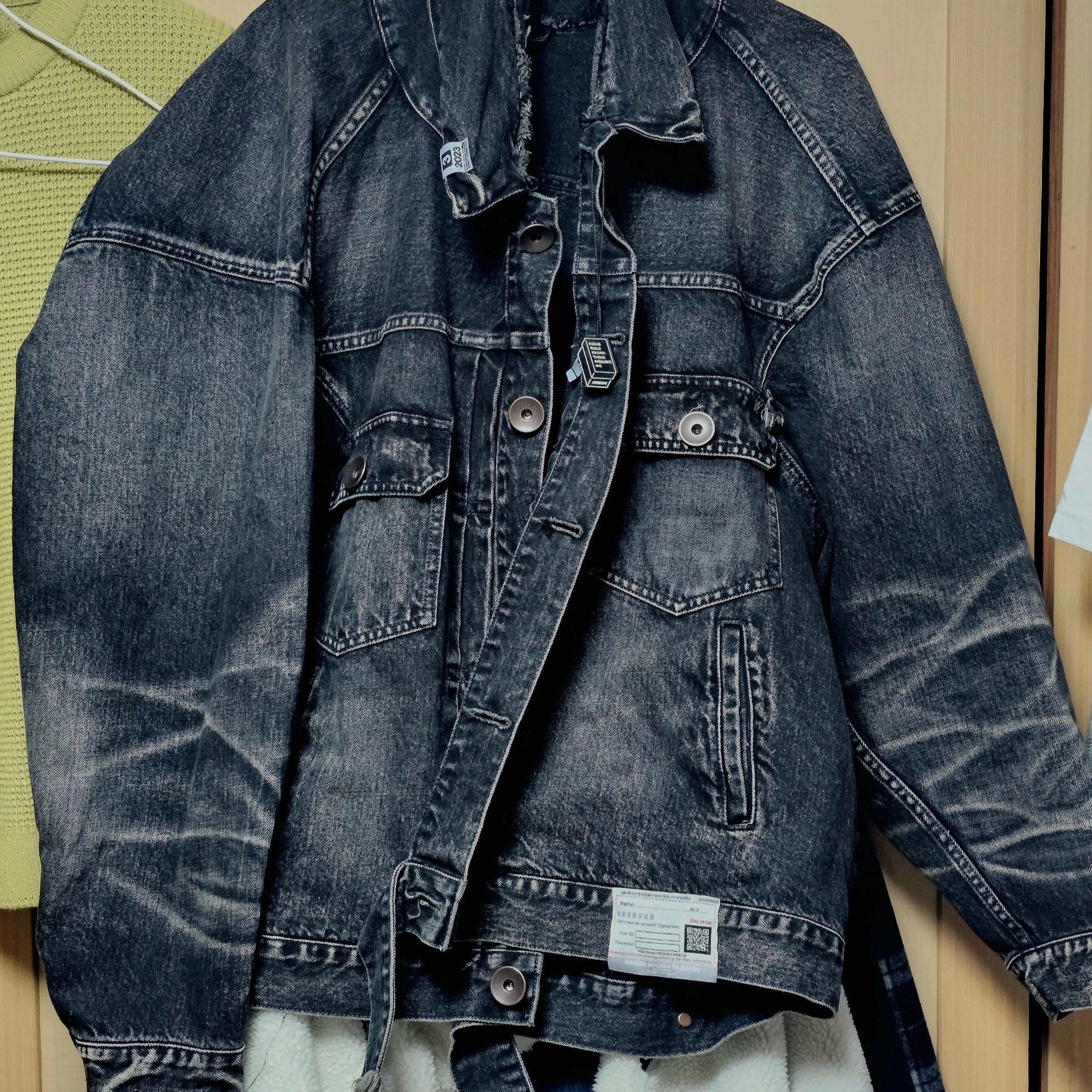 Maison Mihara Yasuhiro Opened Facing Denim Jacket Black 착용 스타일 - 1