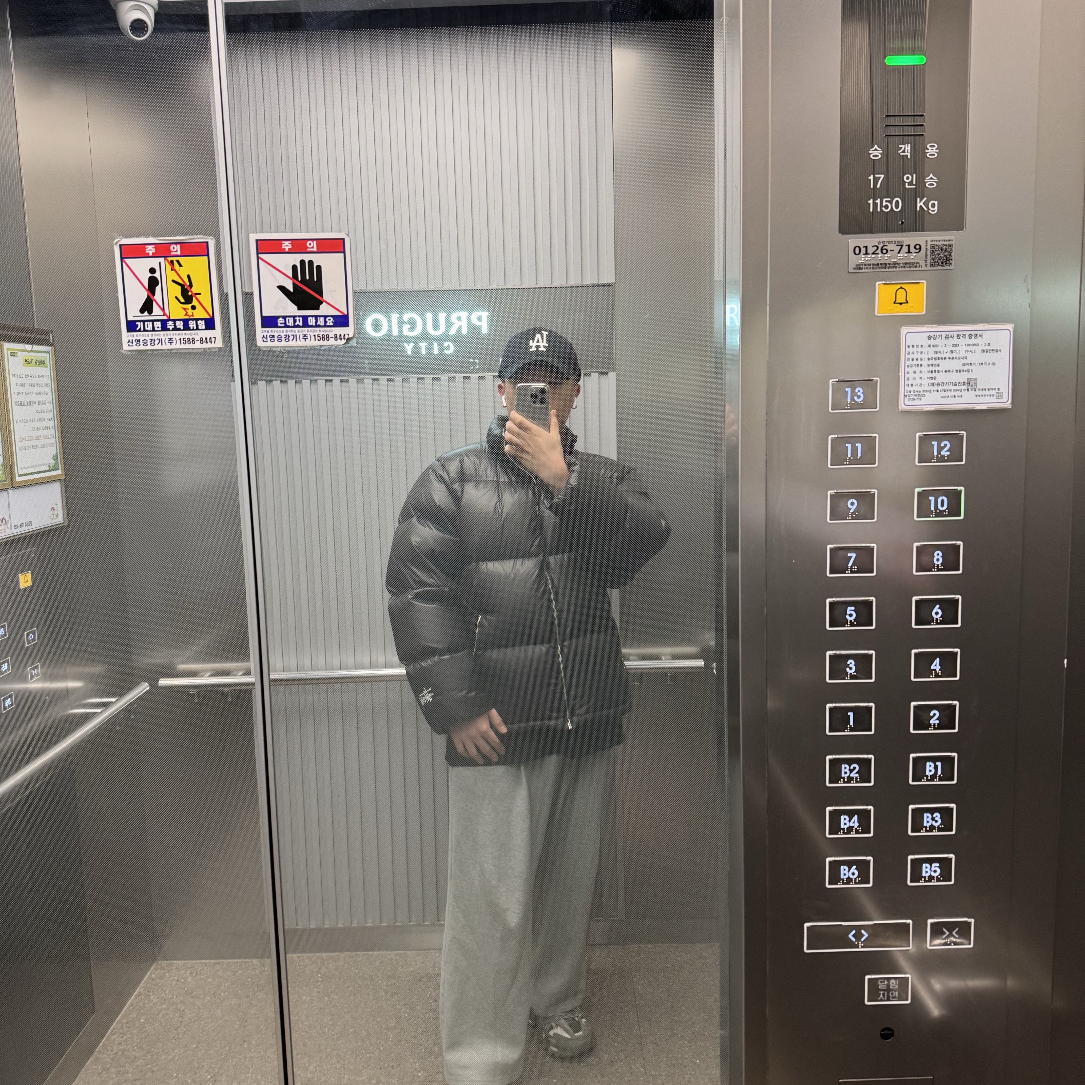 Stussy Down Puffer Parachute Ripstop Charcoal 착용 스타일