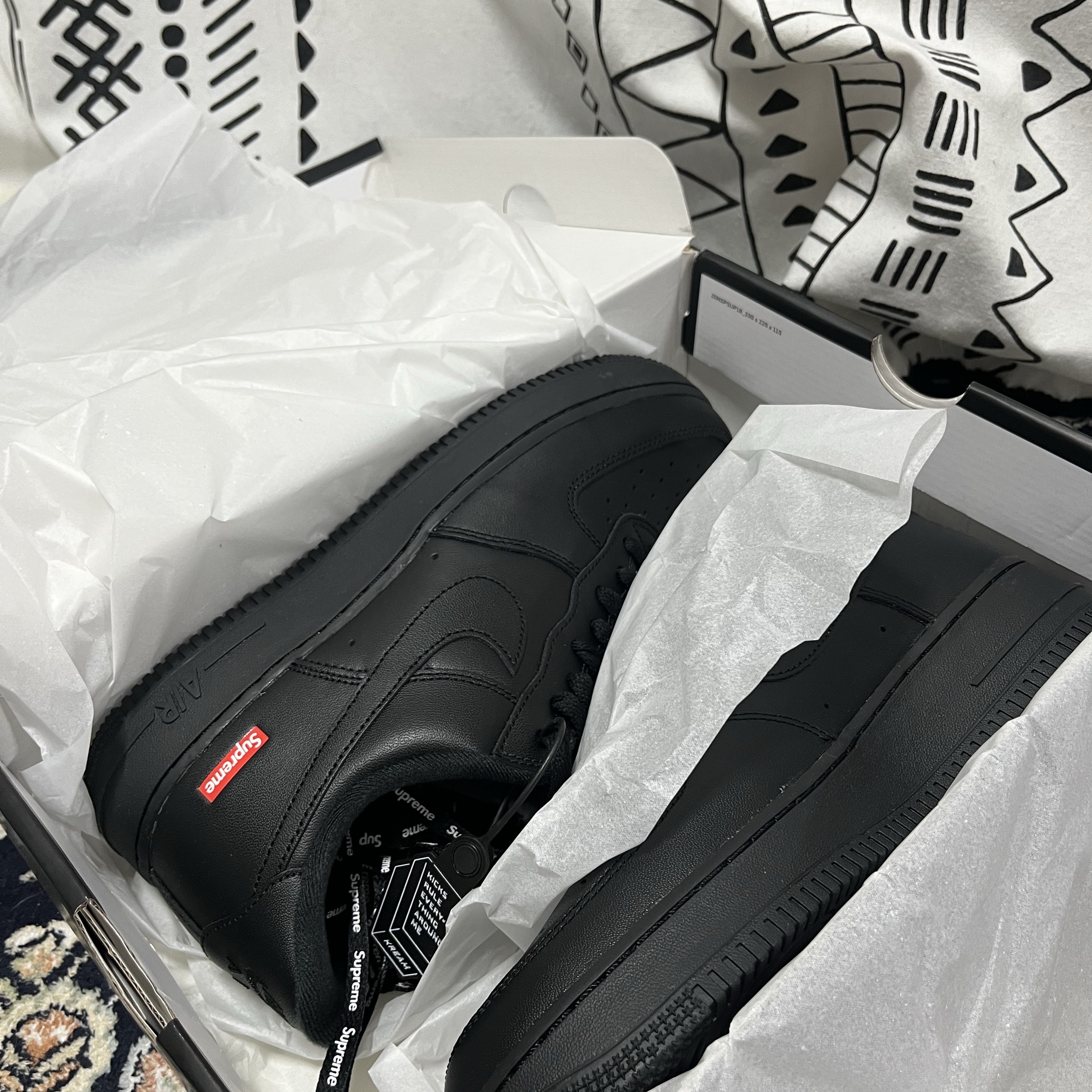 Nike x Supreme Air Force 1 Low Black 착용 스타일 - 1