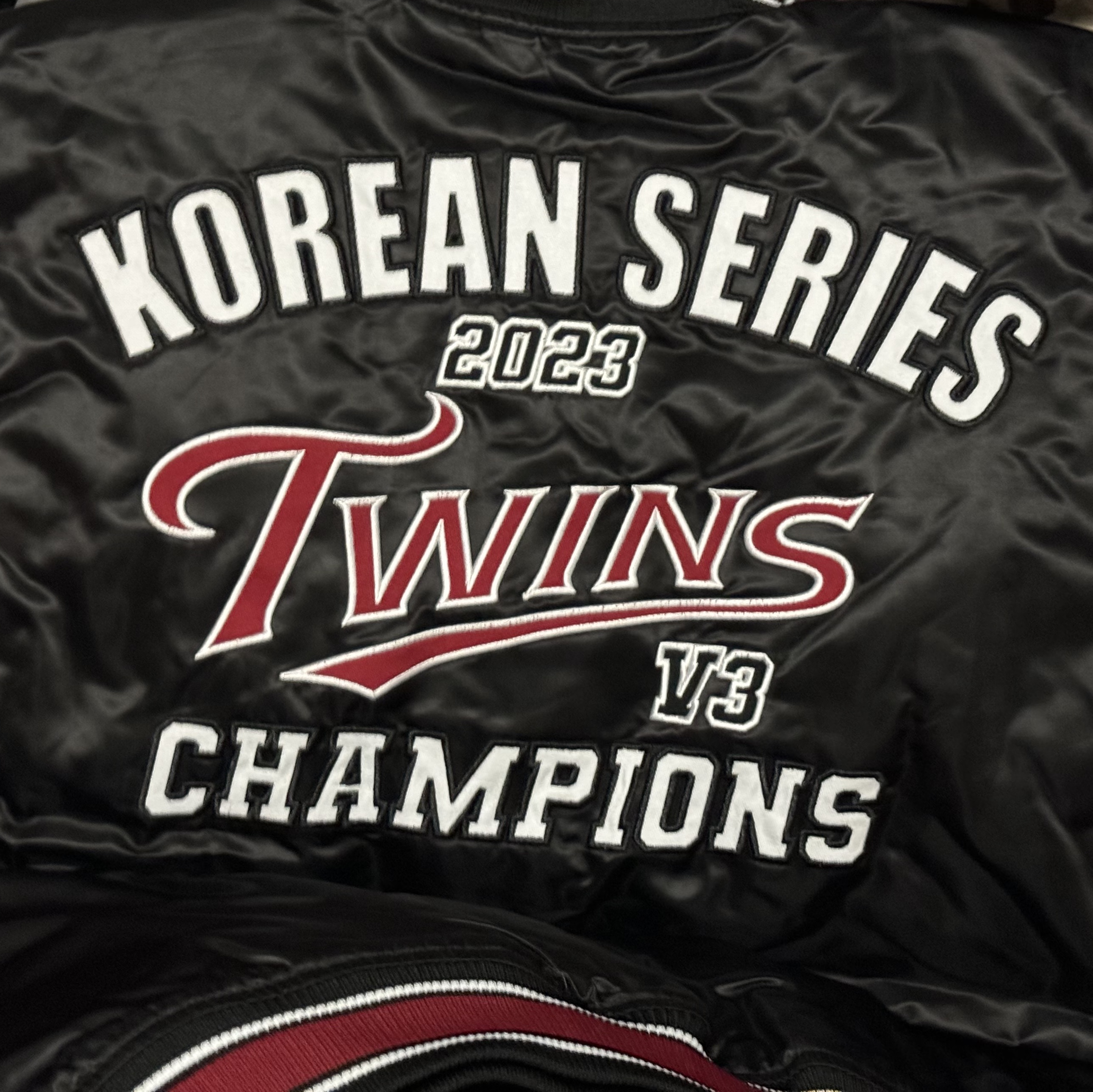 BDNS x LG TWINS 2023 Champions Jumper Red 착용 스타일