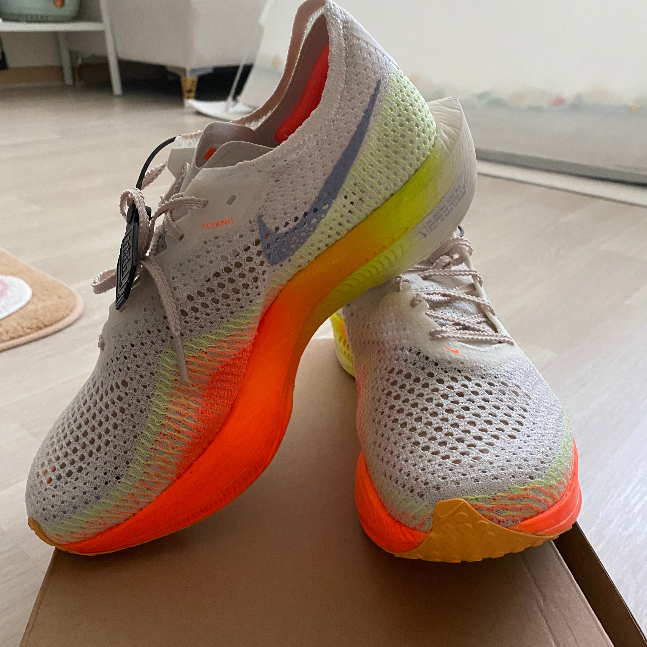 Nike ZoomX Vaporfly Next% 3 Sail Cobalt Bliss Total Orange 착용 스타일 - 4
