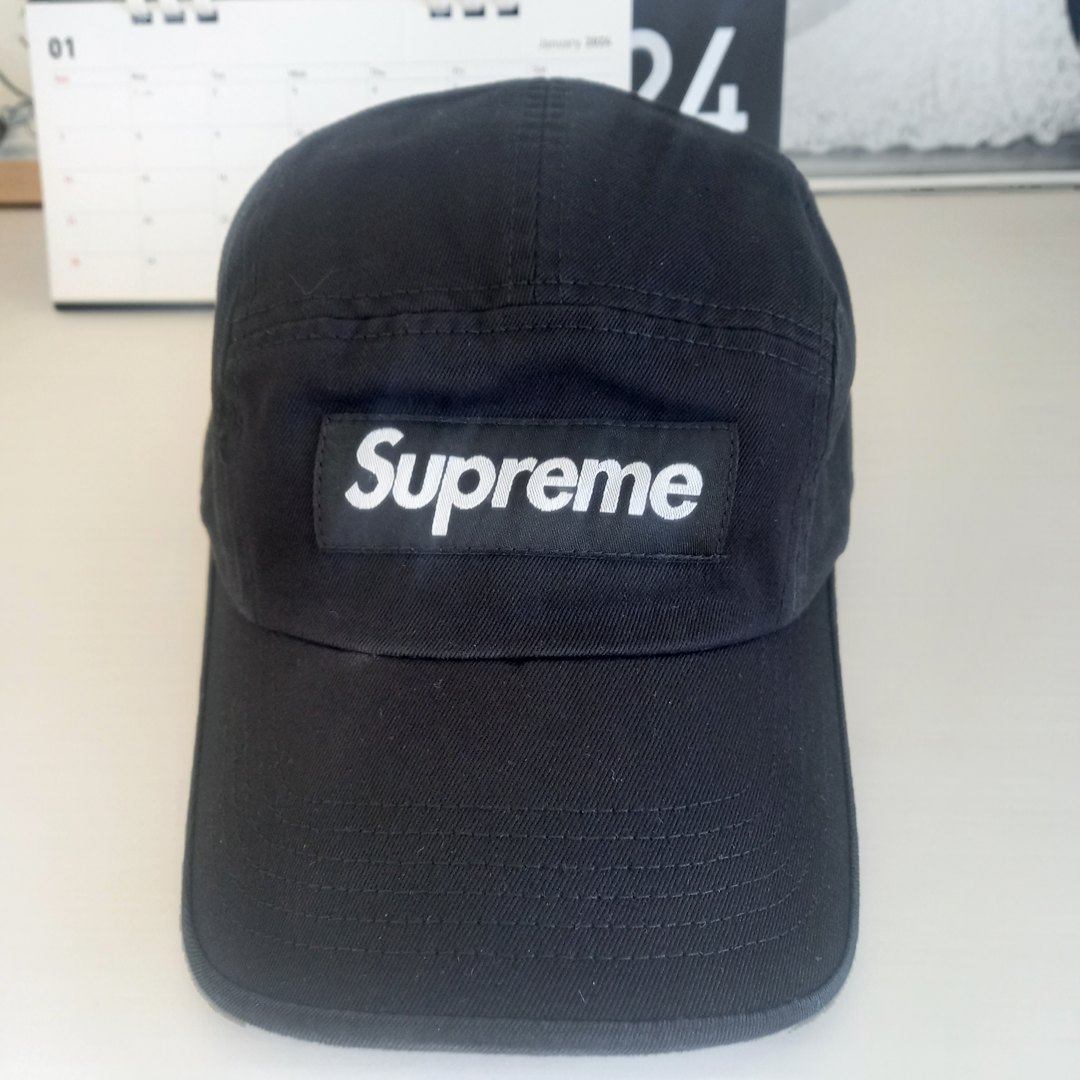 Supreme Washed Chino Twill Camp Cap Black 착용 스타일 - 1