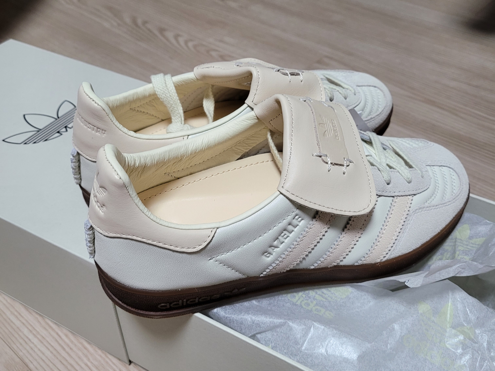 Adidas x Foot Industry Gazelle Indoor Off White Sand Strata 착용 스타일 - 1