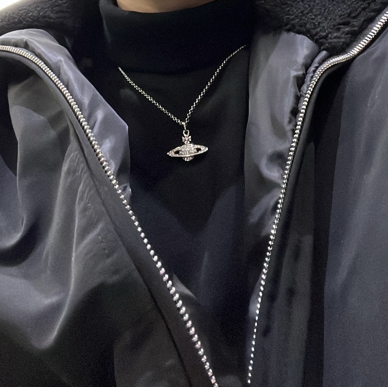 Vivienne Westwood Mini Bas Relief Pendant Silver 착용 스타일