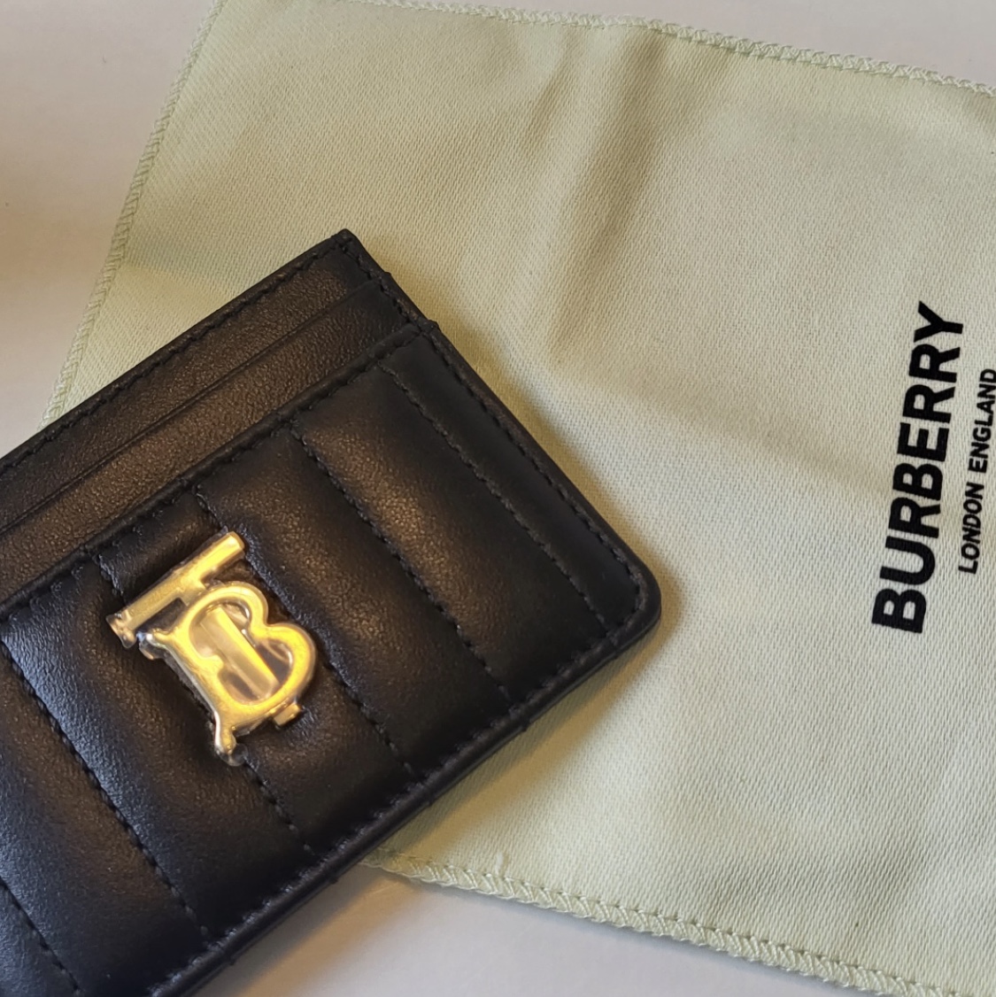 Burberry Quilted Leather Lola Card Case Black Light Gold 착용 스타일