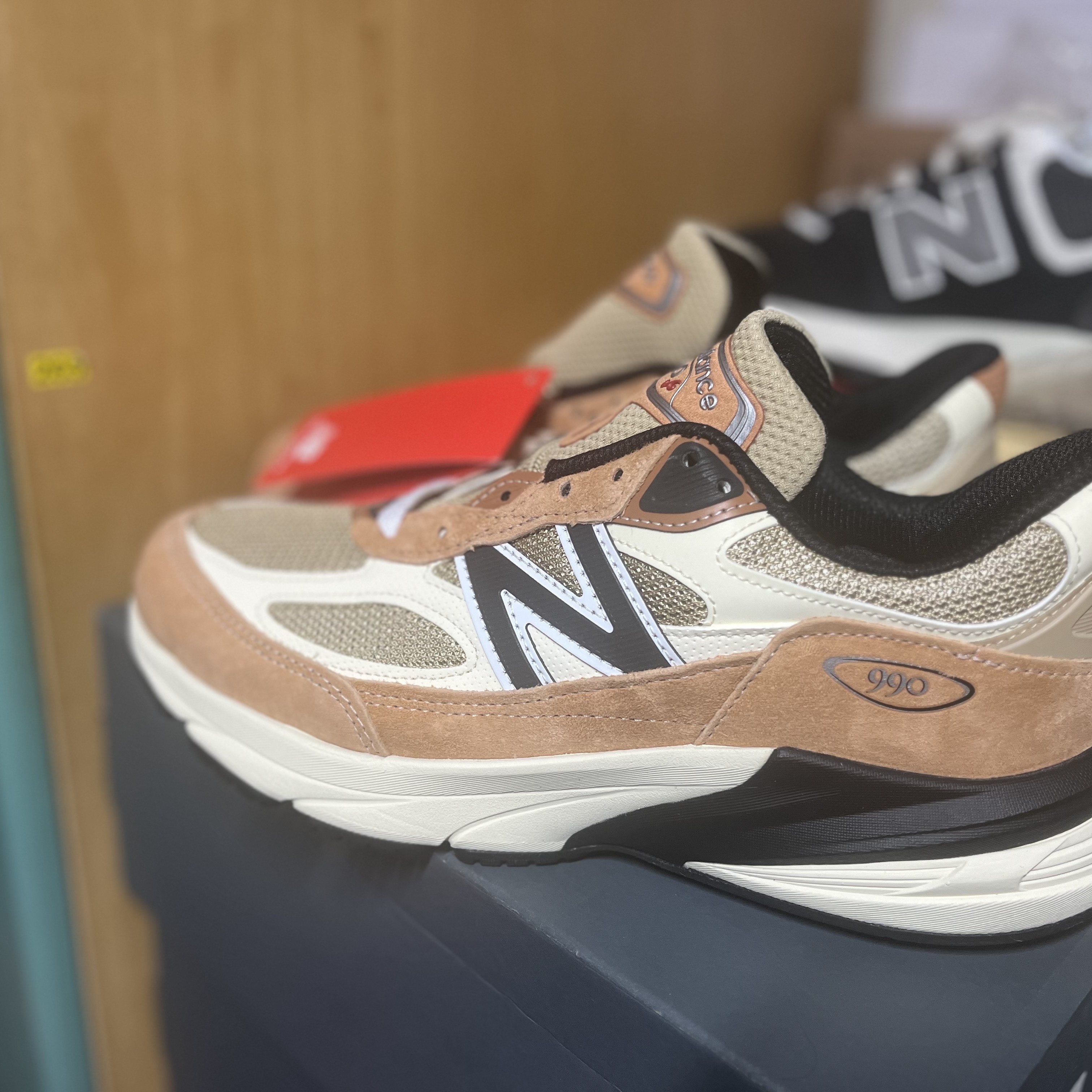 New Balance 990v6 Made in USA Sepia Incense 착용 스타일