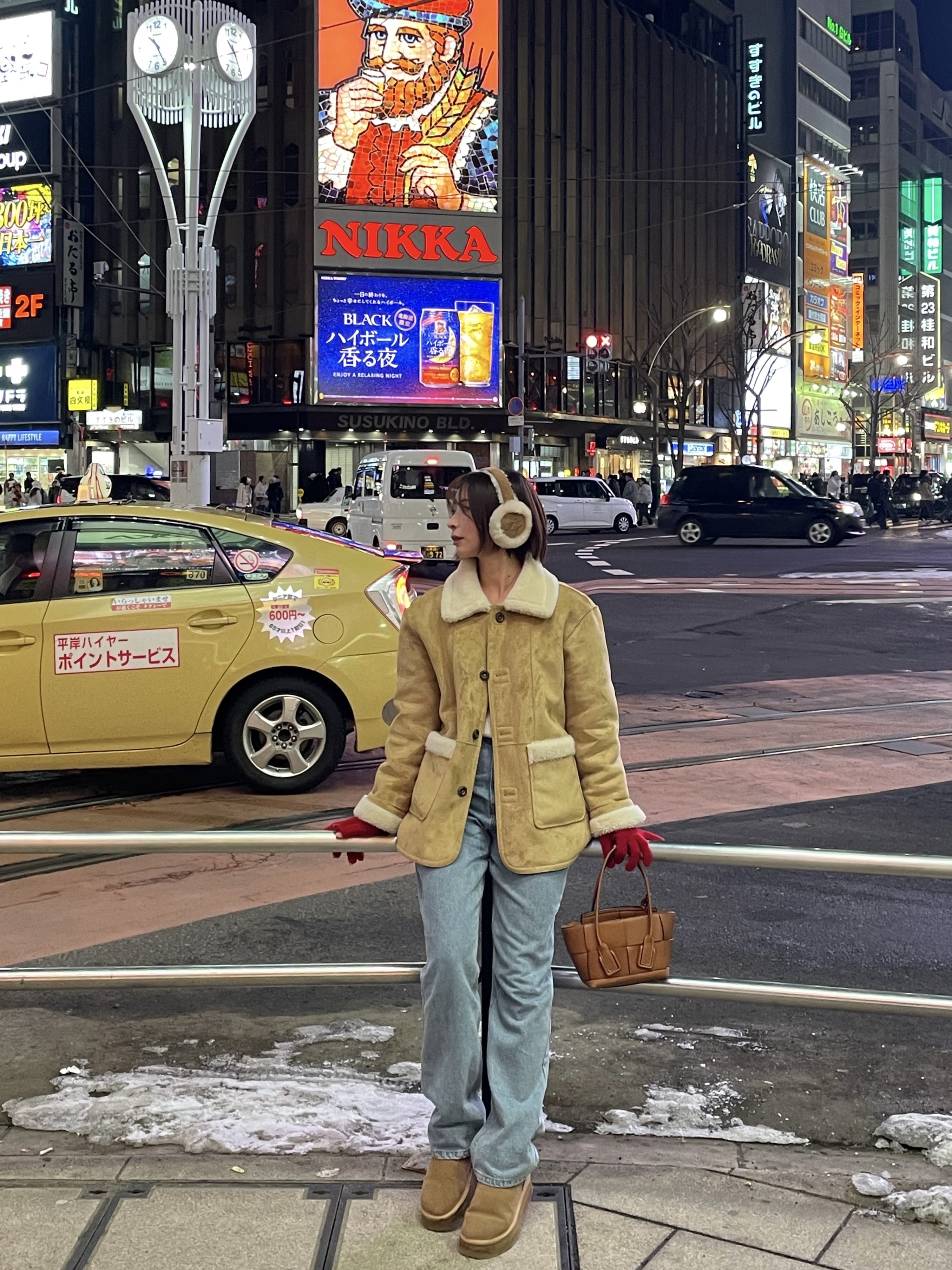 (W) 어그 자수 로고 이어머프 체스트넛, (W) 어그 클래식 울트라 미니 플랫폼 부츠 체스트넛 착용 스타일 - 1