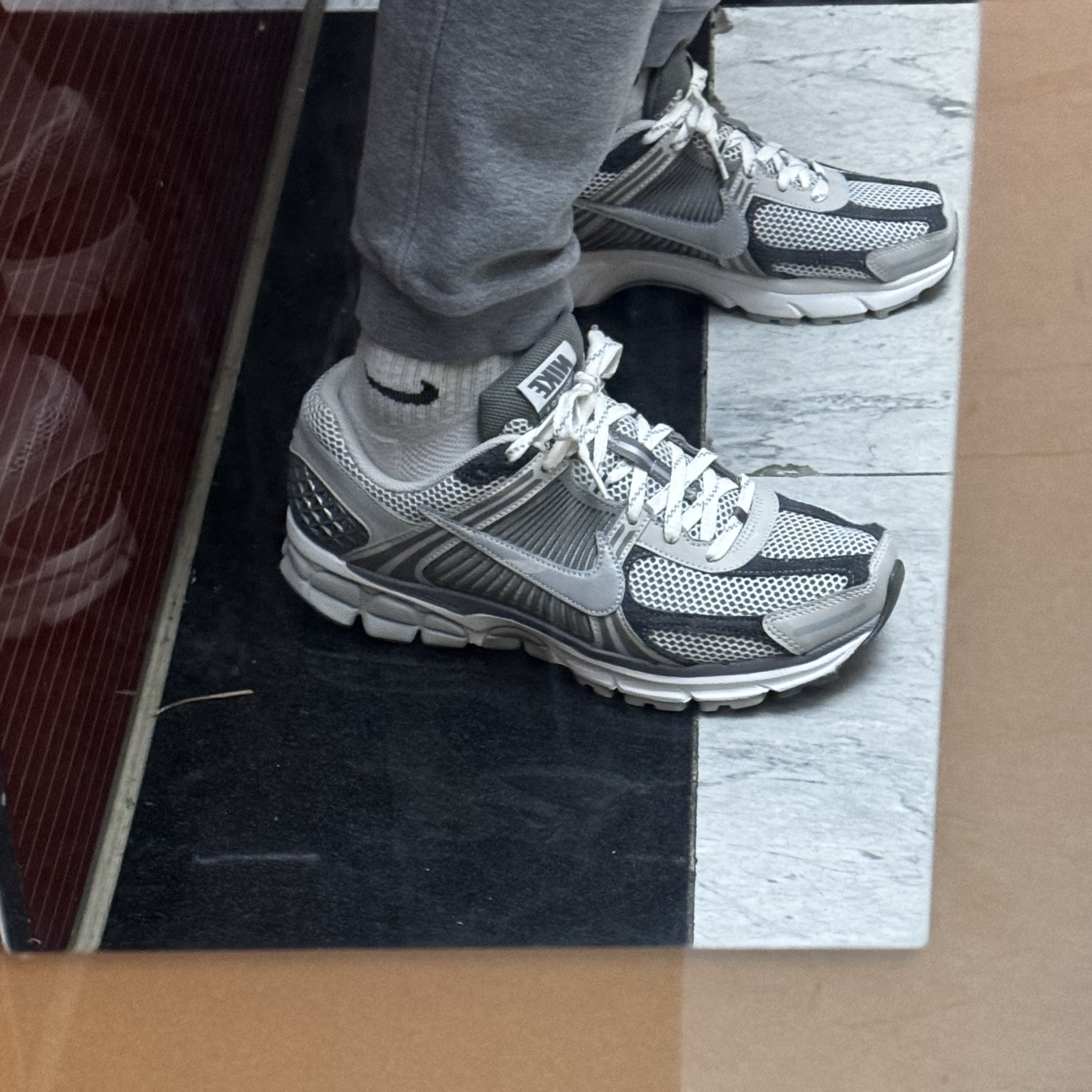 Nike Zoom Vomero 5 PRM Light Iron Ore and Flat Fewter 착용 스타일